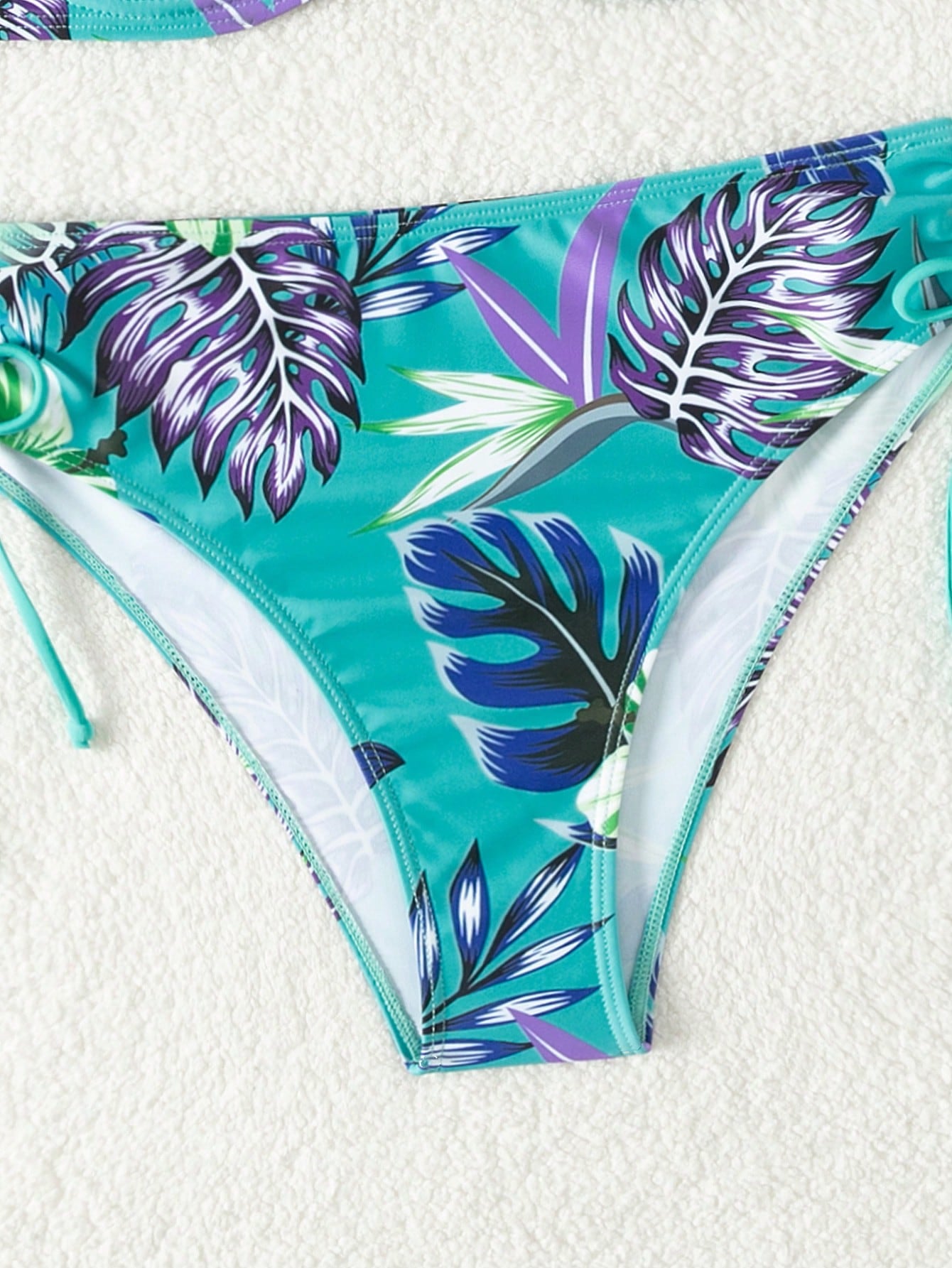 Conjunto de Biquini Floral e Detalhe na Calcinha