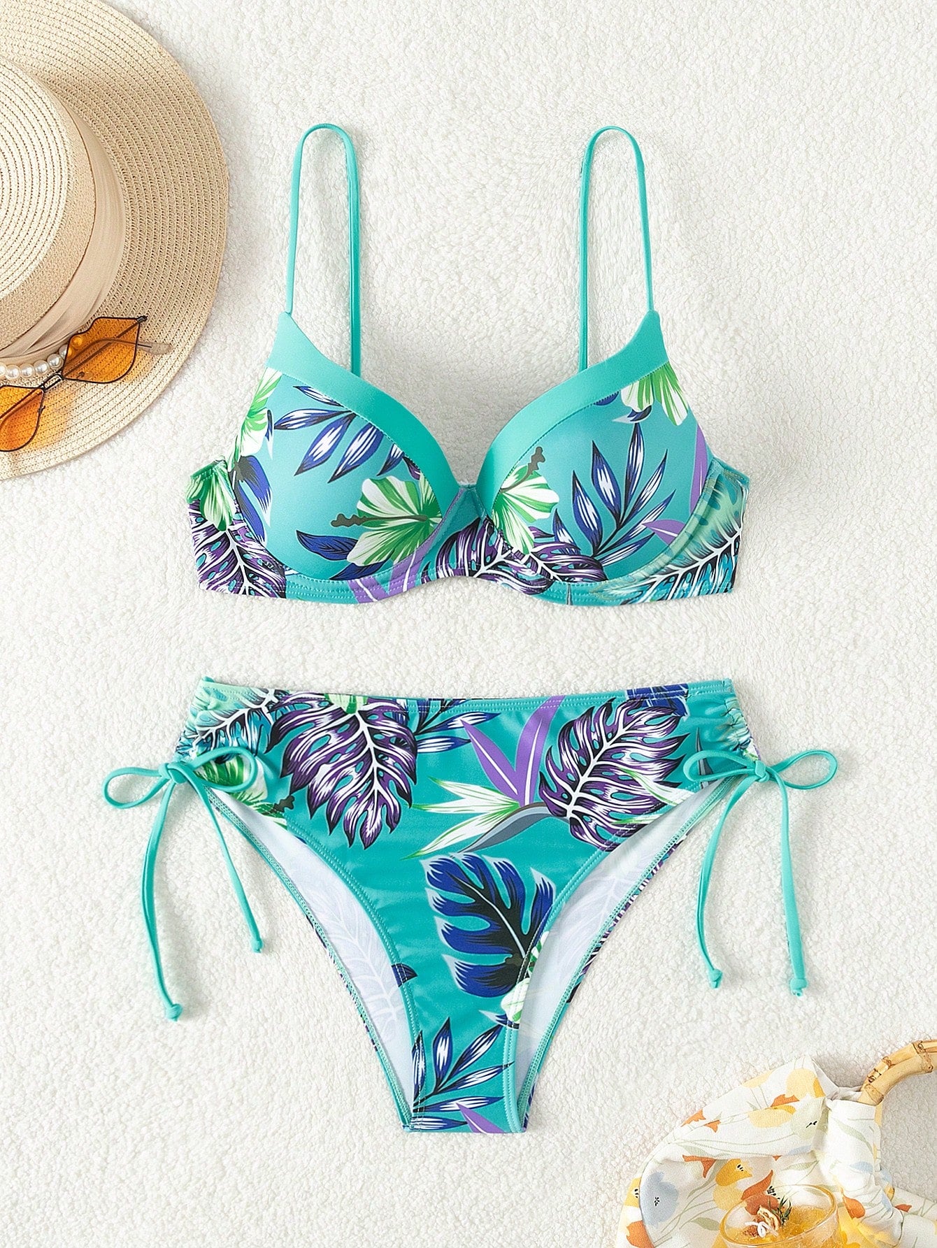 Conjunto de Biquini Floral e Detalhe na Calcinha