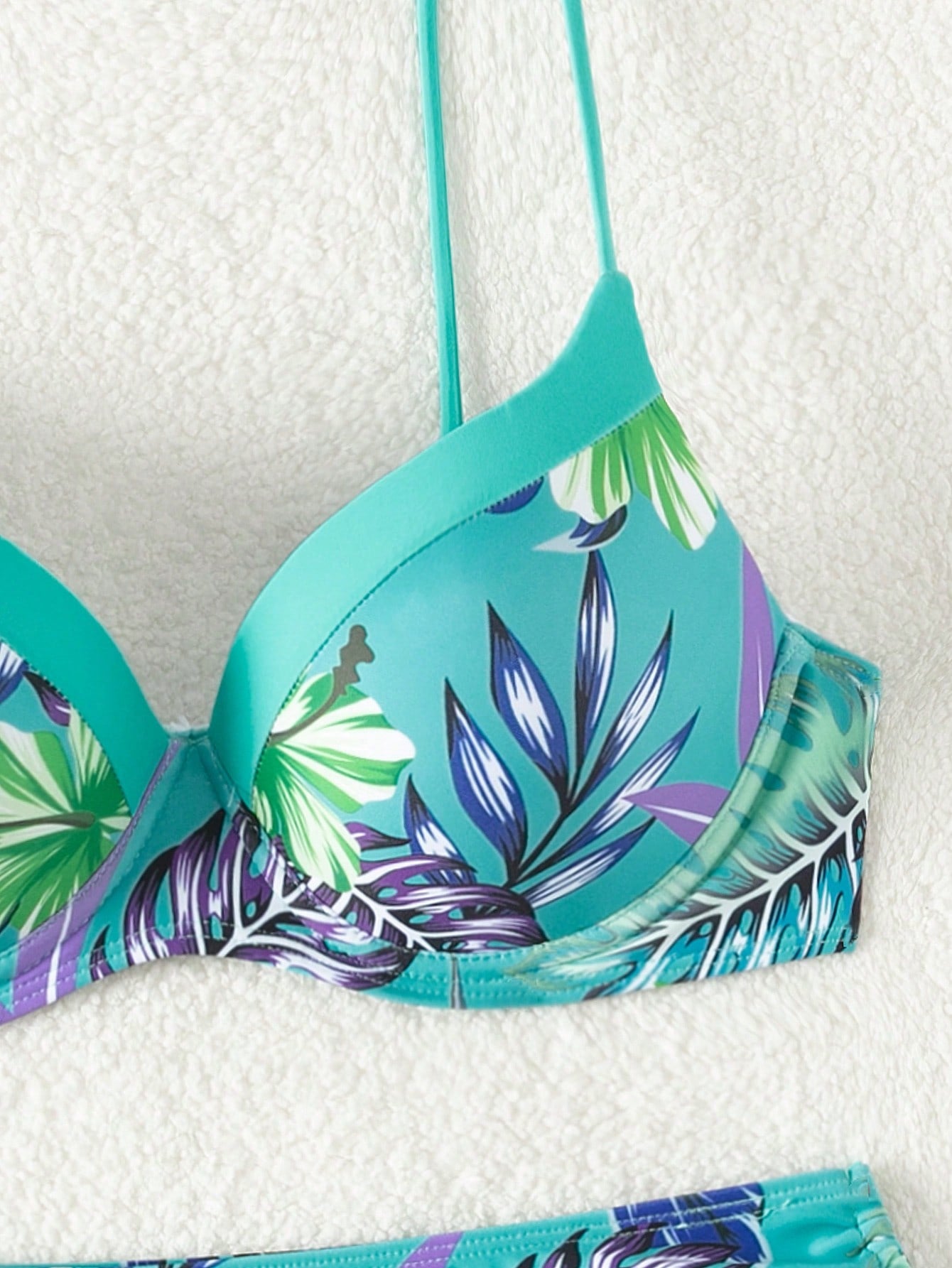 Conjunto de Biquini Floral e Detalhe na Calcinha