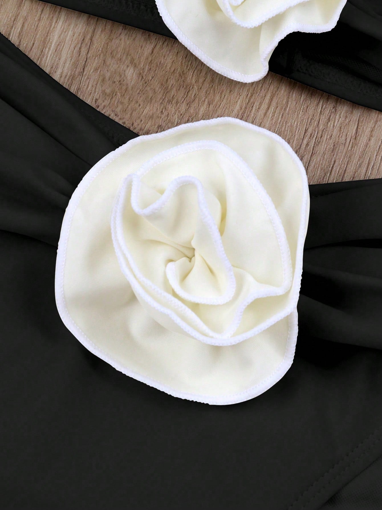 Maiô Bandeau Recortado em Flor 3D