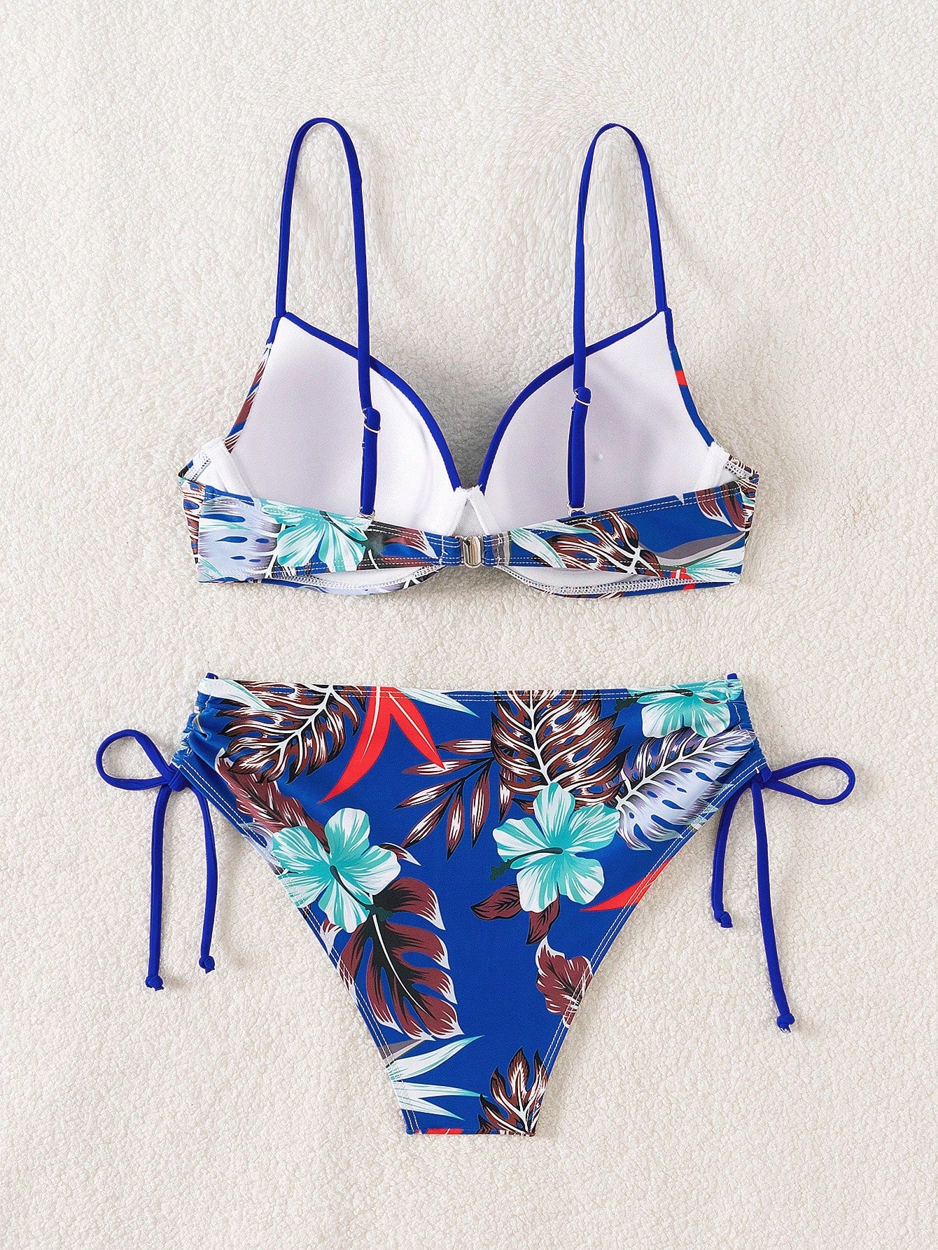 Conjunto de Biquini Floral e Detalhe na Calcinha