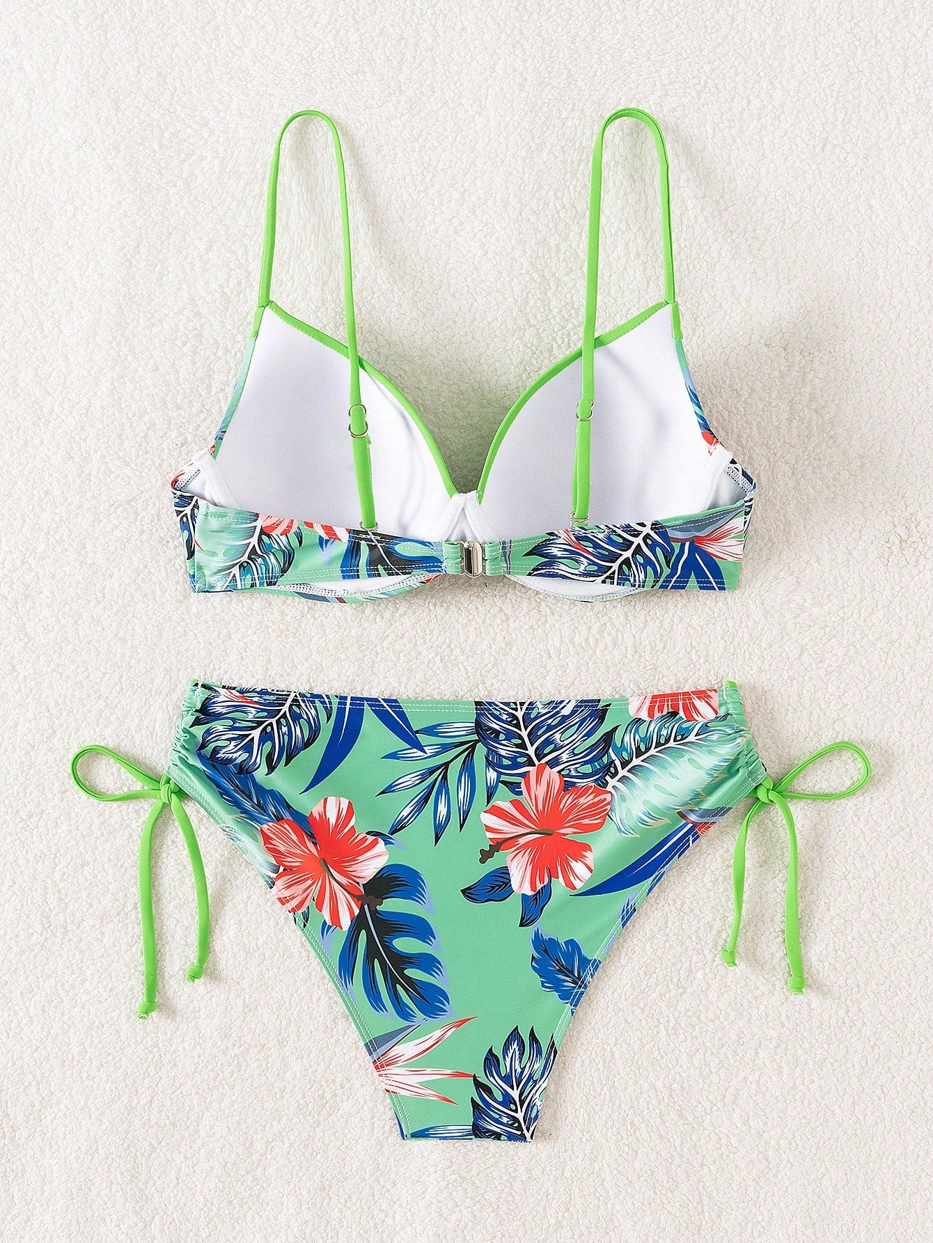 Conjunto de Biquini Floral e Detalhe na Calcinha