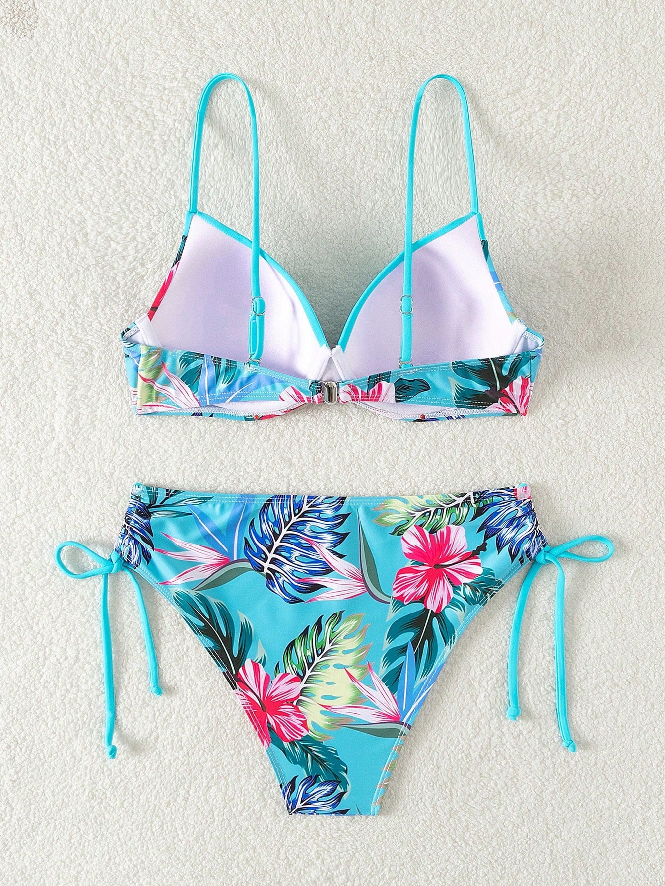 Conjunto de Biquini Floral e Detalhe na Calcinha