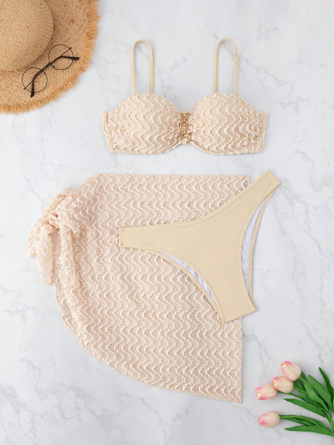 Conjunto Biquini 3 Peças com Detalhe no Busto e Mini Saia