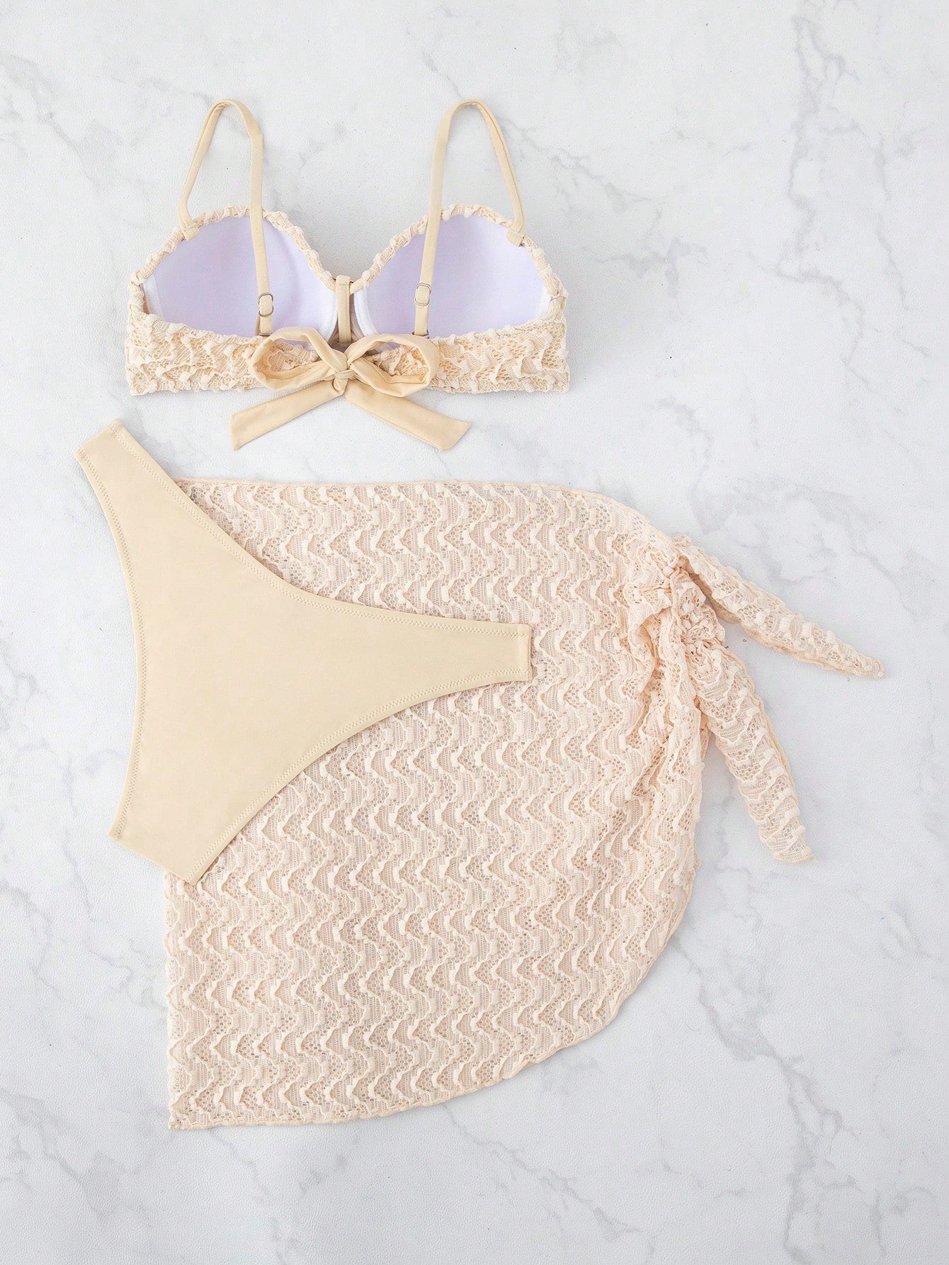 Conjunto Biquini 3 Peças com Detalhe no Busto e Mini Saia