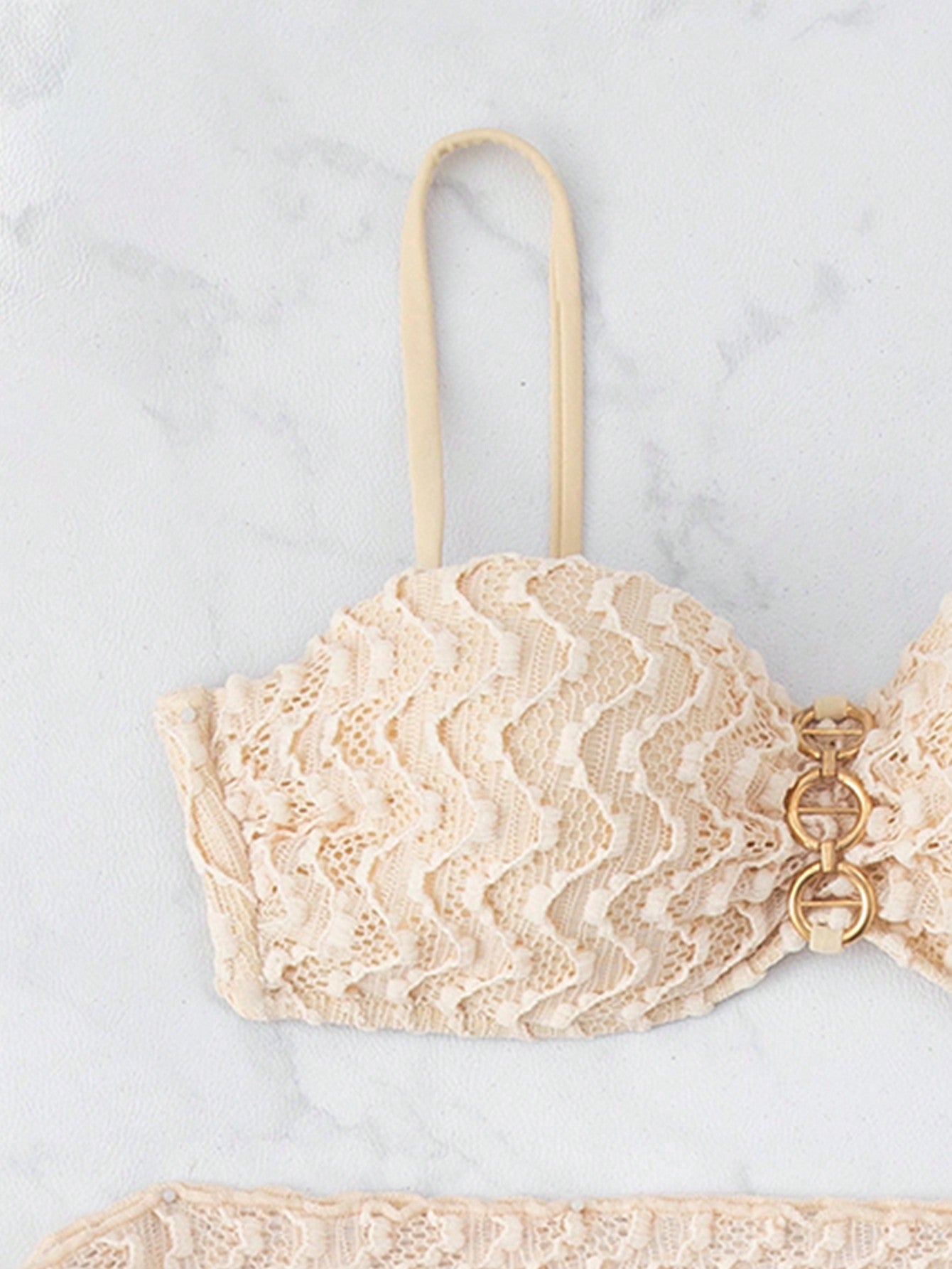 Conjunto Biquini 3 Peças com Detalhe no Busto e Mini Saia