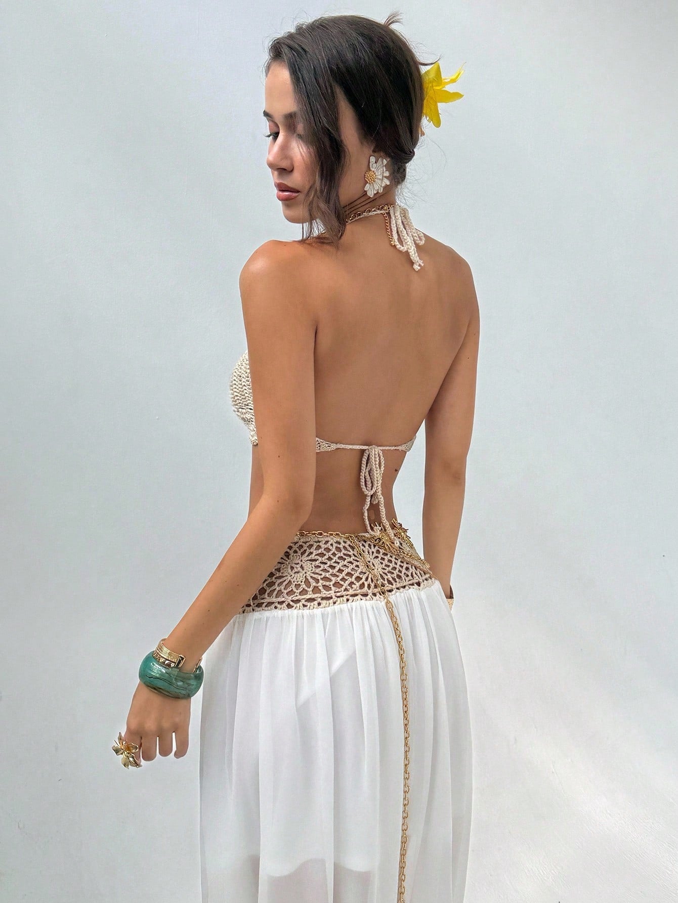 Conjunto Cropped de Tricô com Flor 3D e Saia em Chiffon