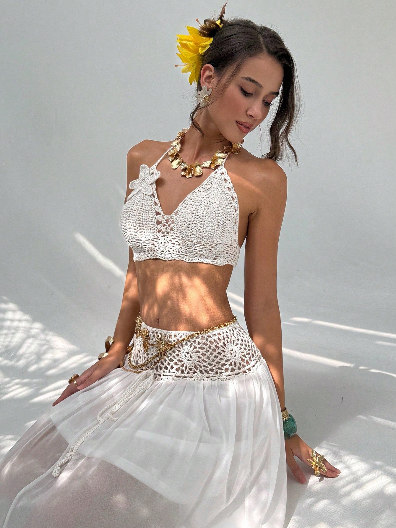 Conjunto Cropped de Tricô com Flor 3D e Saia em Chiffon