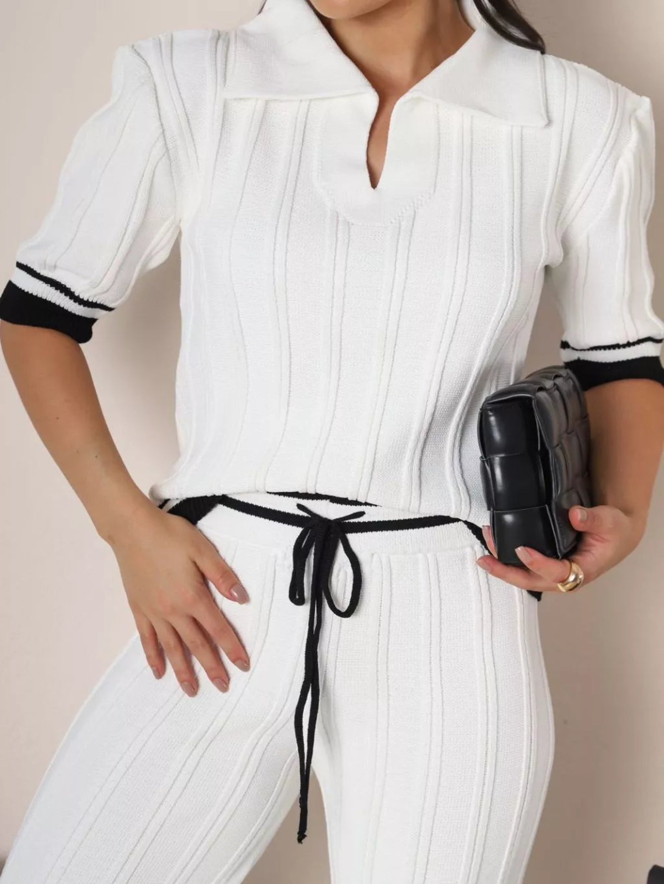 Conjunto-Feminino-em-Tricot-com-Detalhes-em-Listras