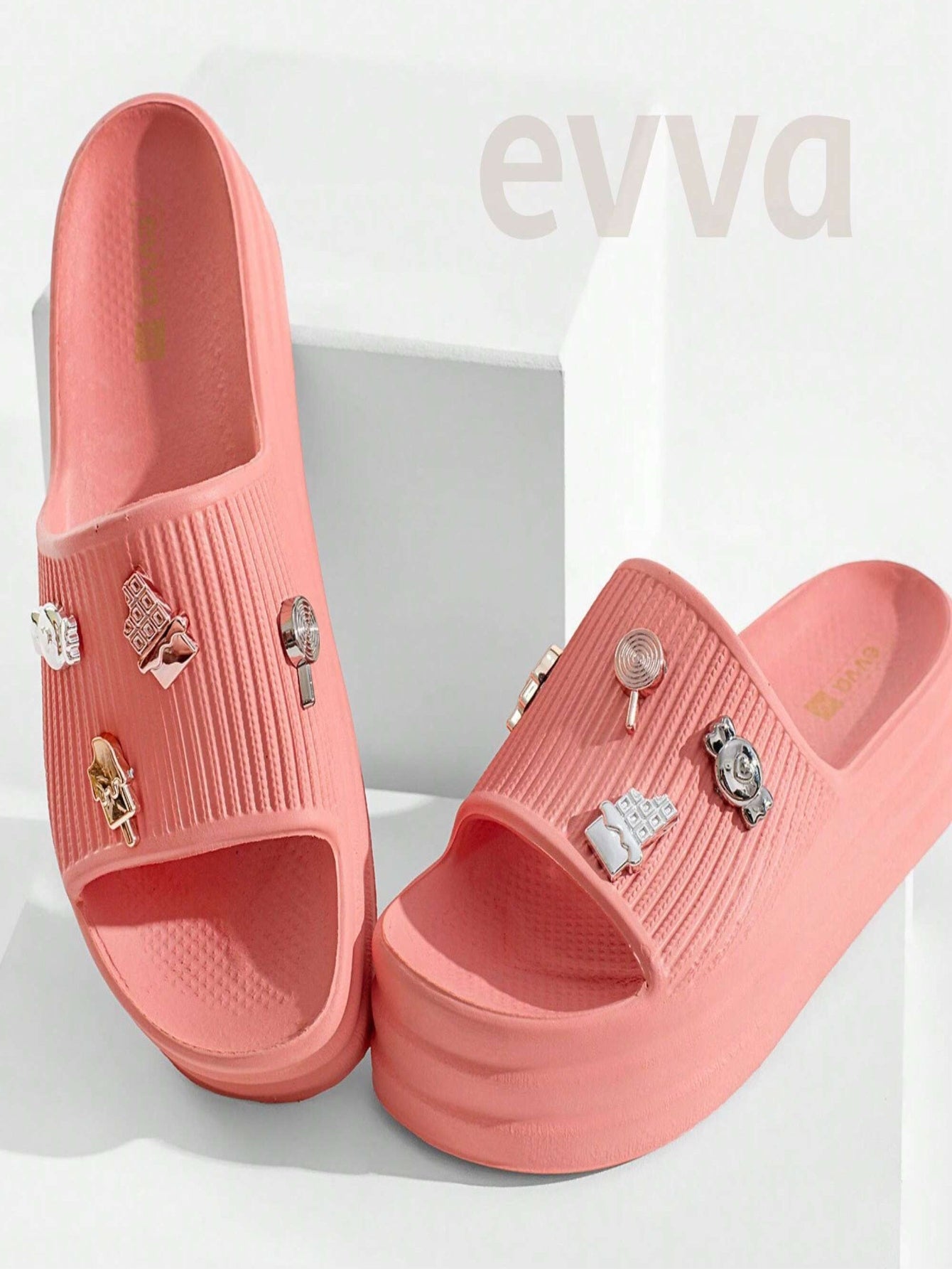 Chinelo Slide Nuvem Com Pins Exclusivos e Divertidos Salmom