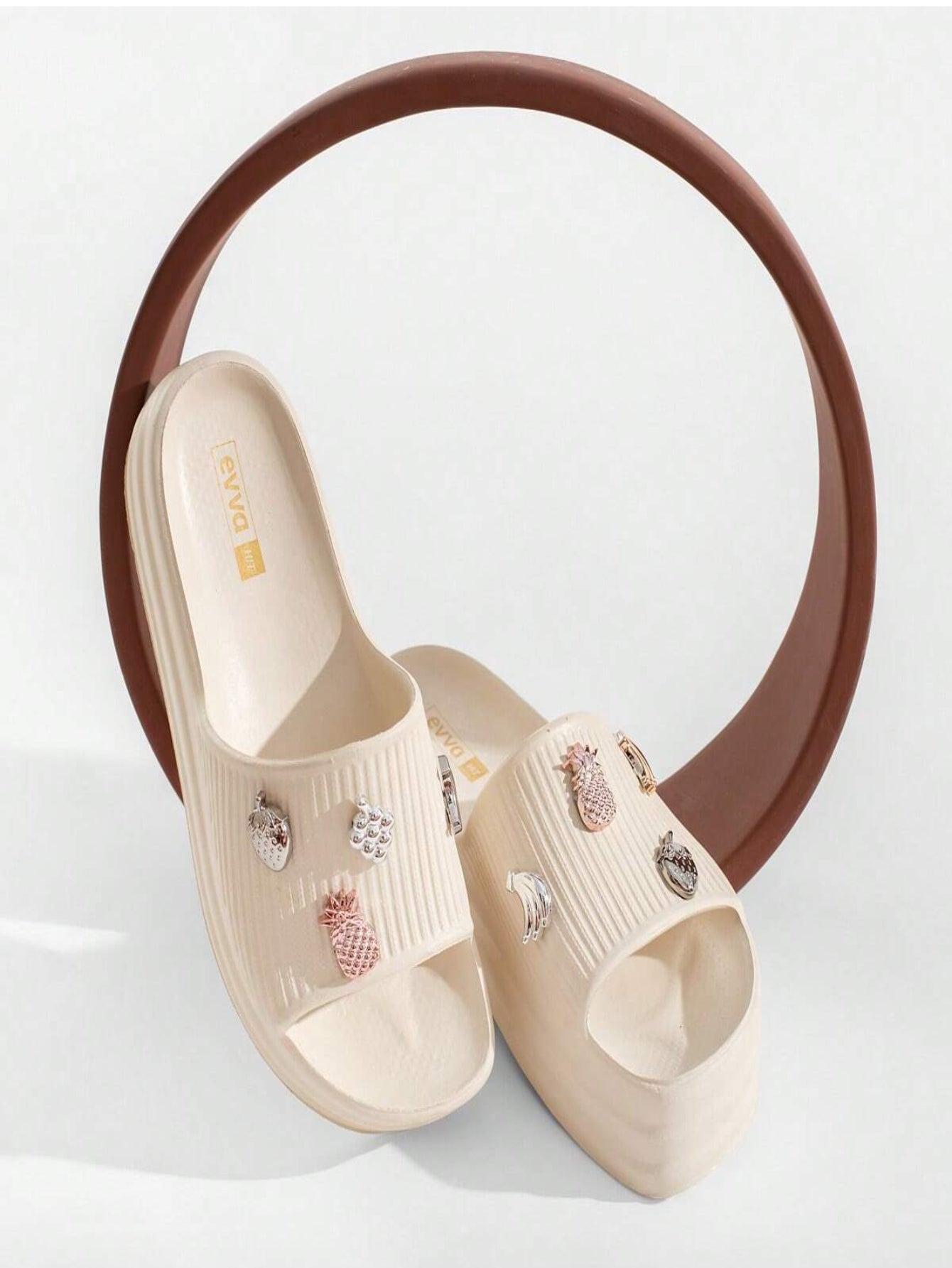 Chinelo Slide Nuvem Com Pins Exclusivos e Divertidos Variados