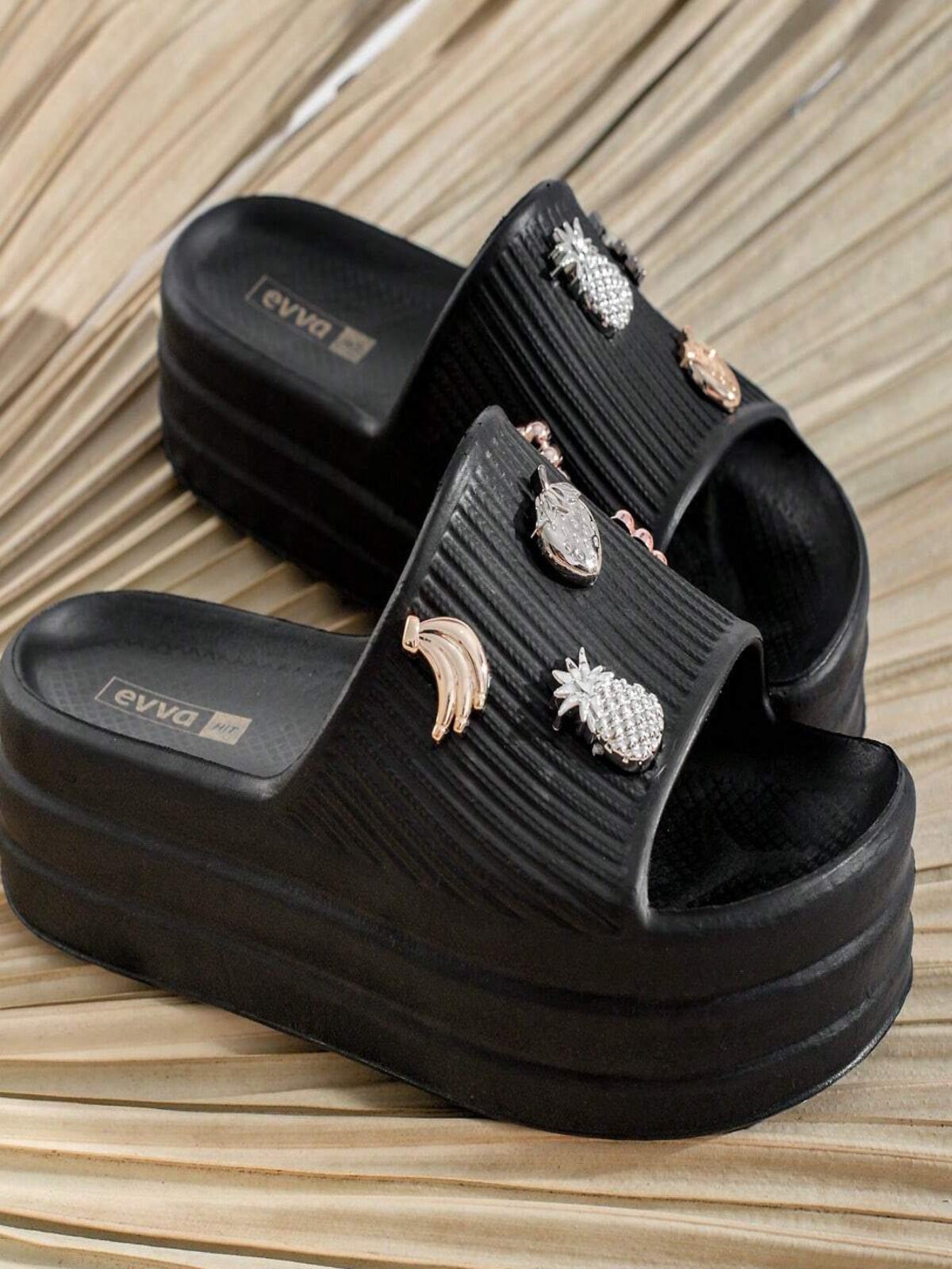 Chinelo Slide Nuvem Com Pins Exclusivos e Divertidos Variados