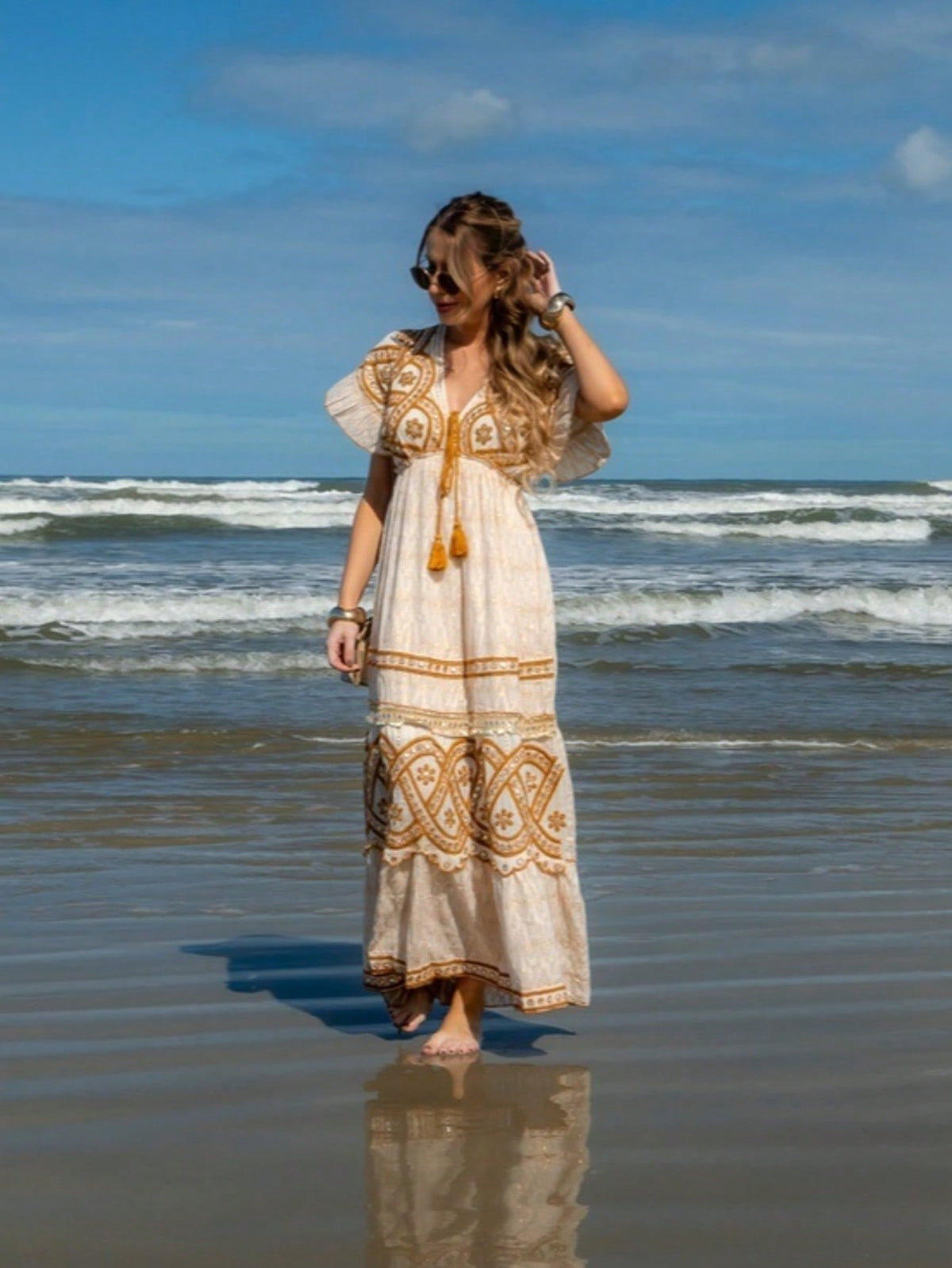 Vestido Longo Boho Bordado Bege e Detalhes em Dourado