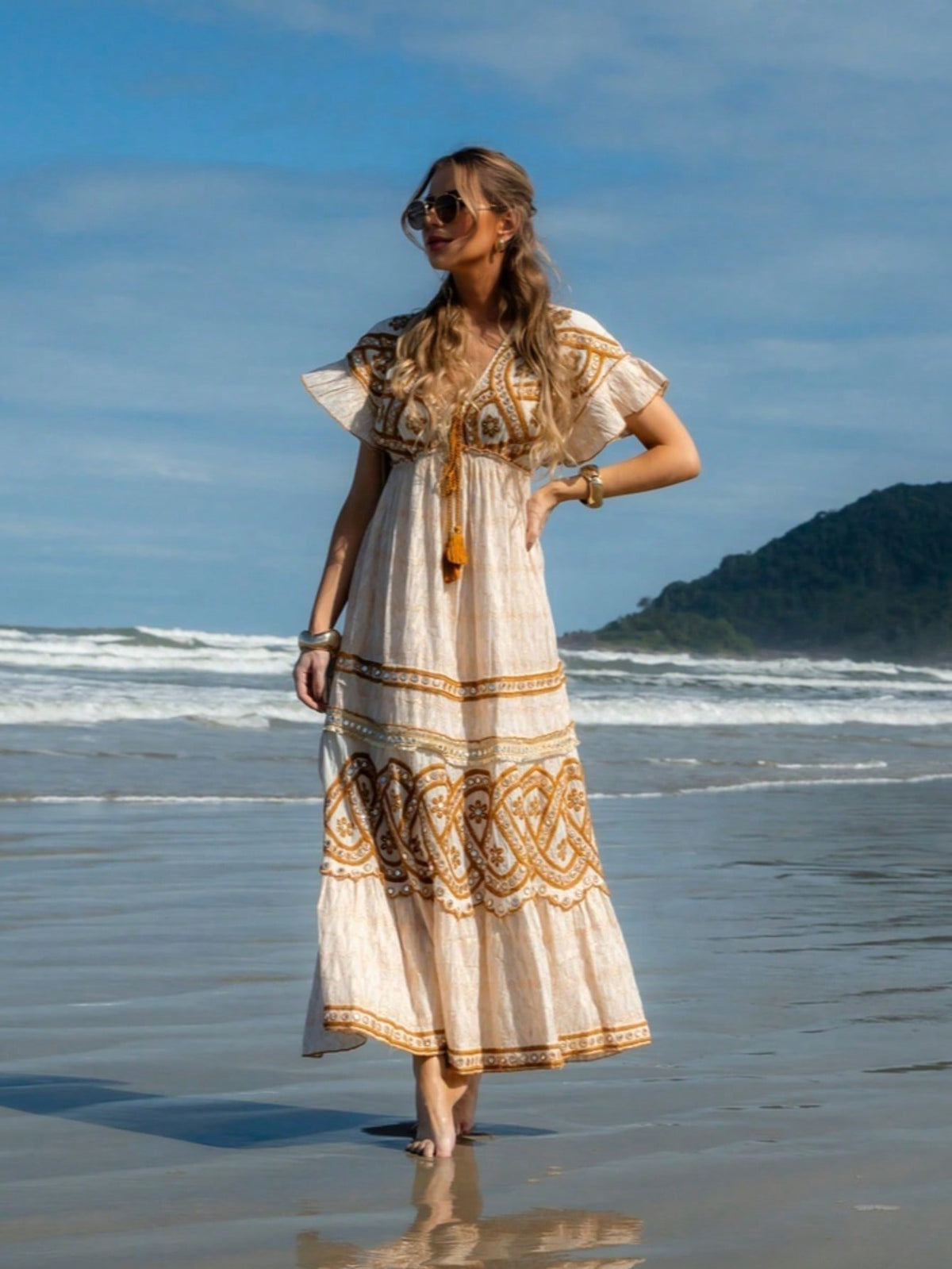 Vestido Longo Boho Bordado Bege e Detalhes em Dourado
