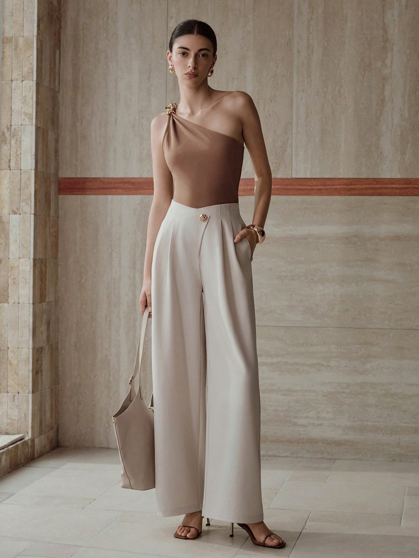 https://amoora.com.br/products/calca-social-feminina-assimetrica-com-bolsos