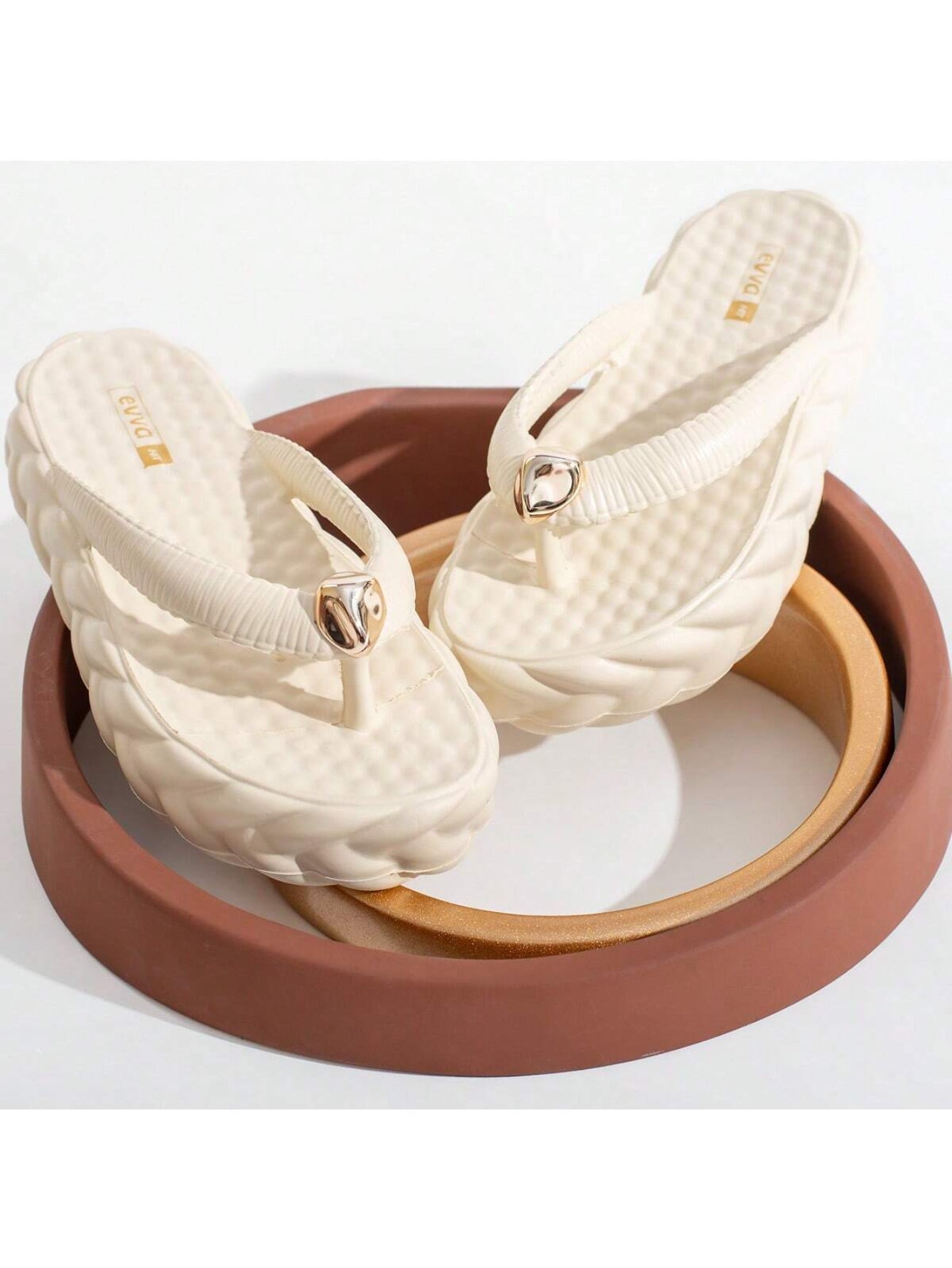 https://amoora.com.br/products/chinelo-de-dedo-feminino-eva-com-decoracao-metalica