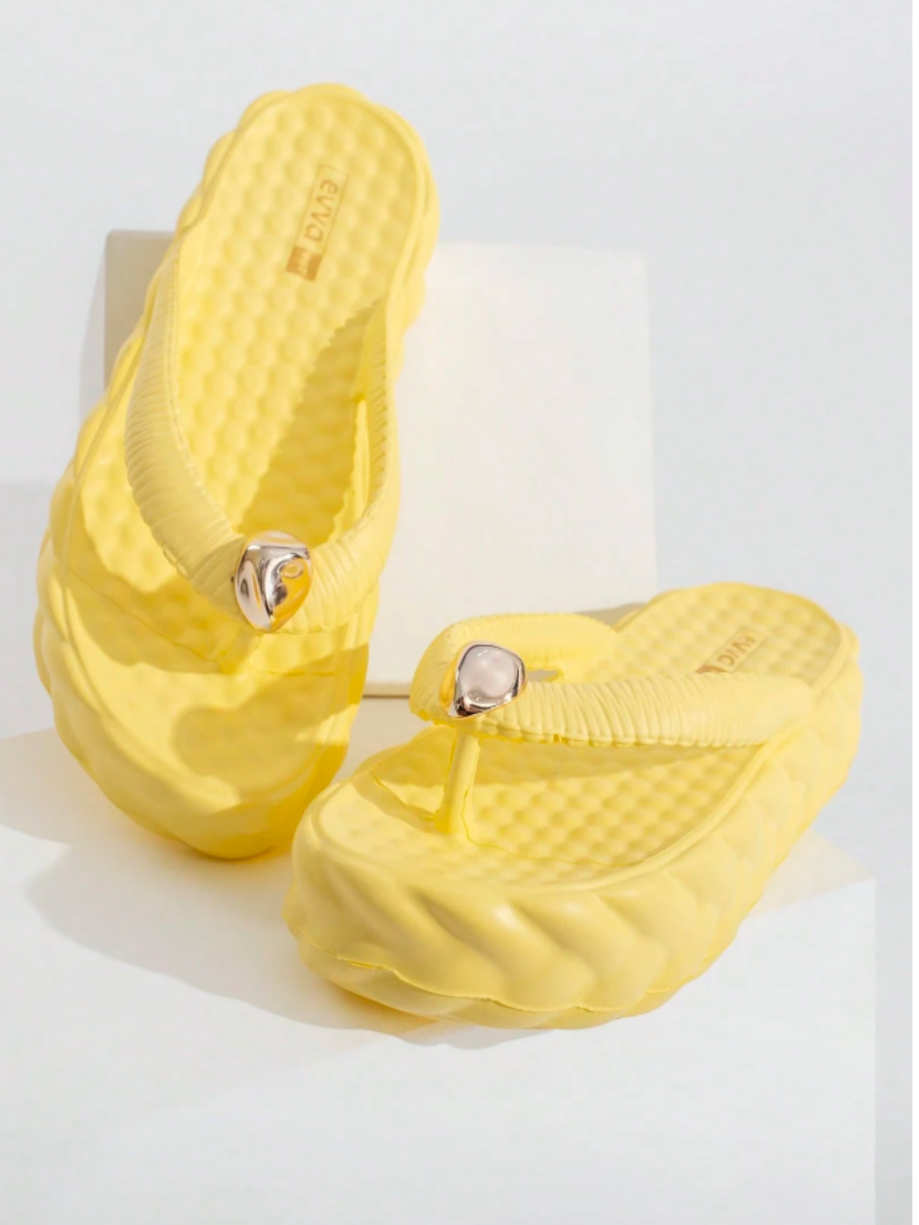 https://amoora.com.br/products/chinelo-de-dedo-feminino-eva-com-decoracao-metalica