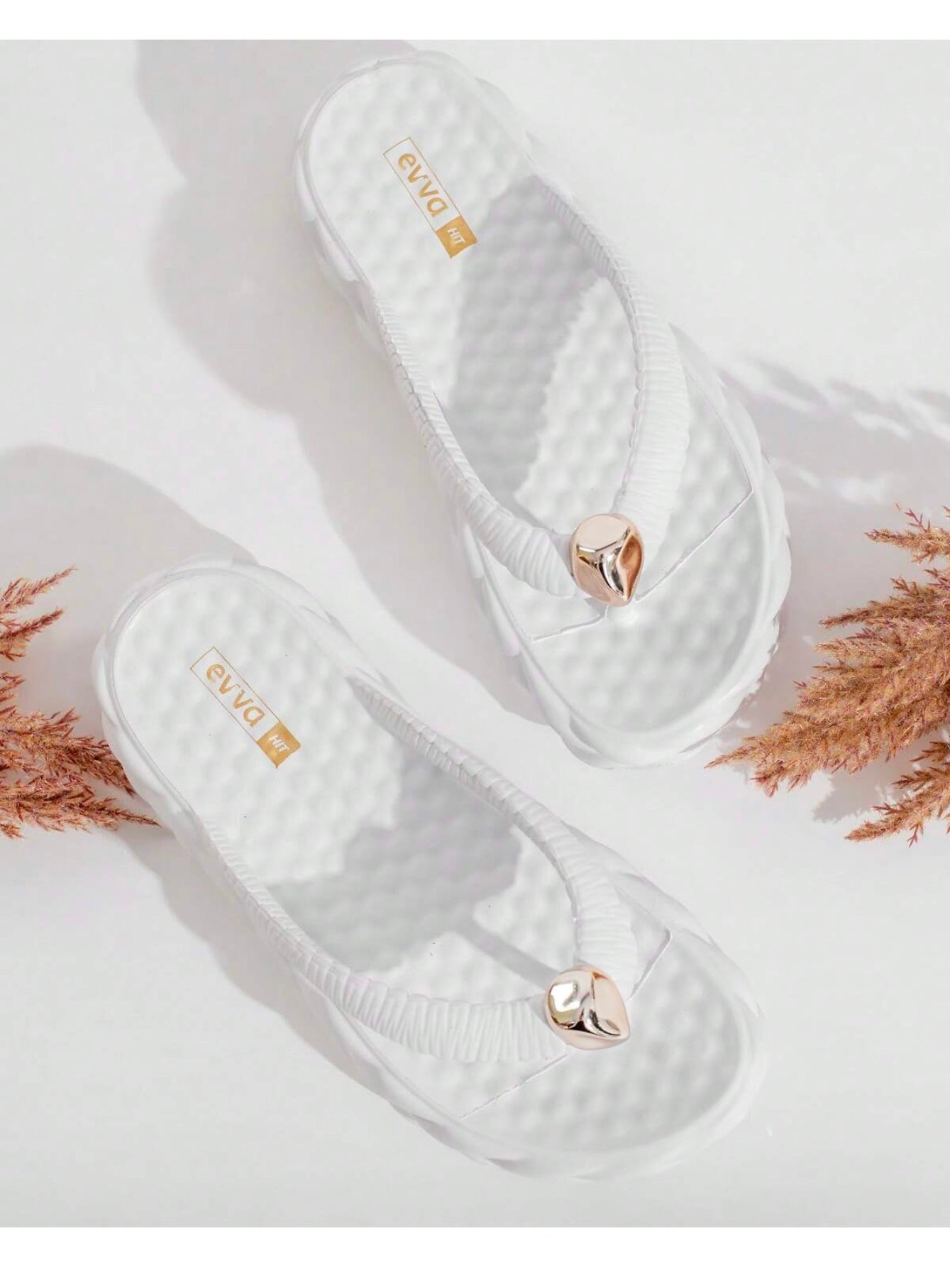 https://amoora.com.br/products/chinelo-de-dedo-feminino-eva-com-decoracao-metalica