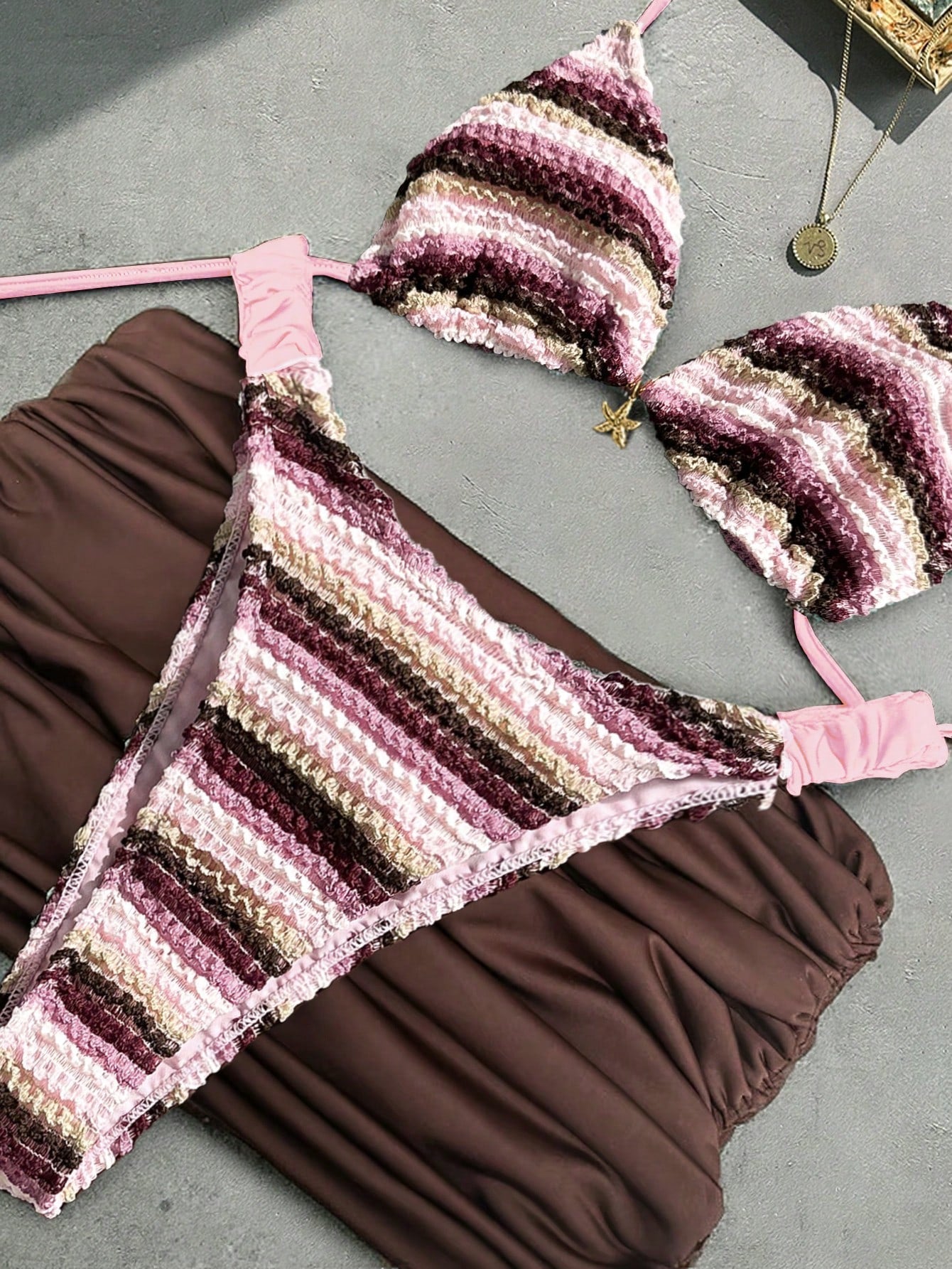 https://amoora.com.br/products/conjunto-biquini-feminino-de-tres-pecas-com-saia-com-estampa-de-onda-de-praia