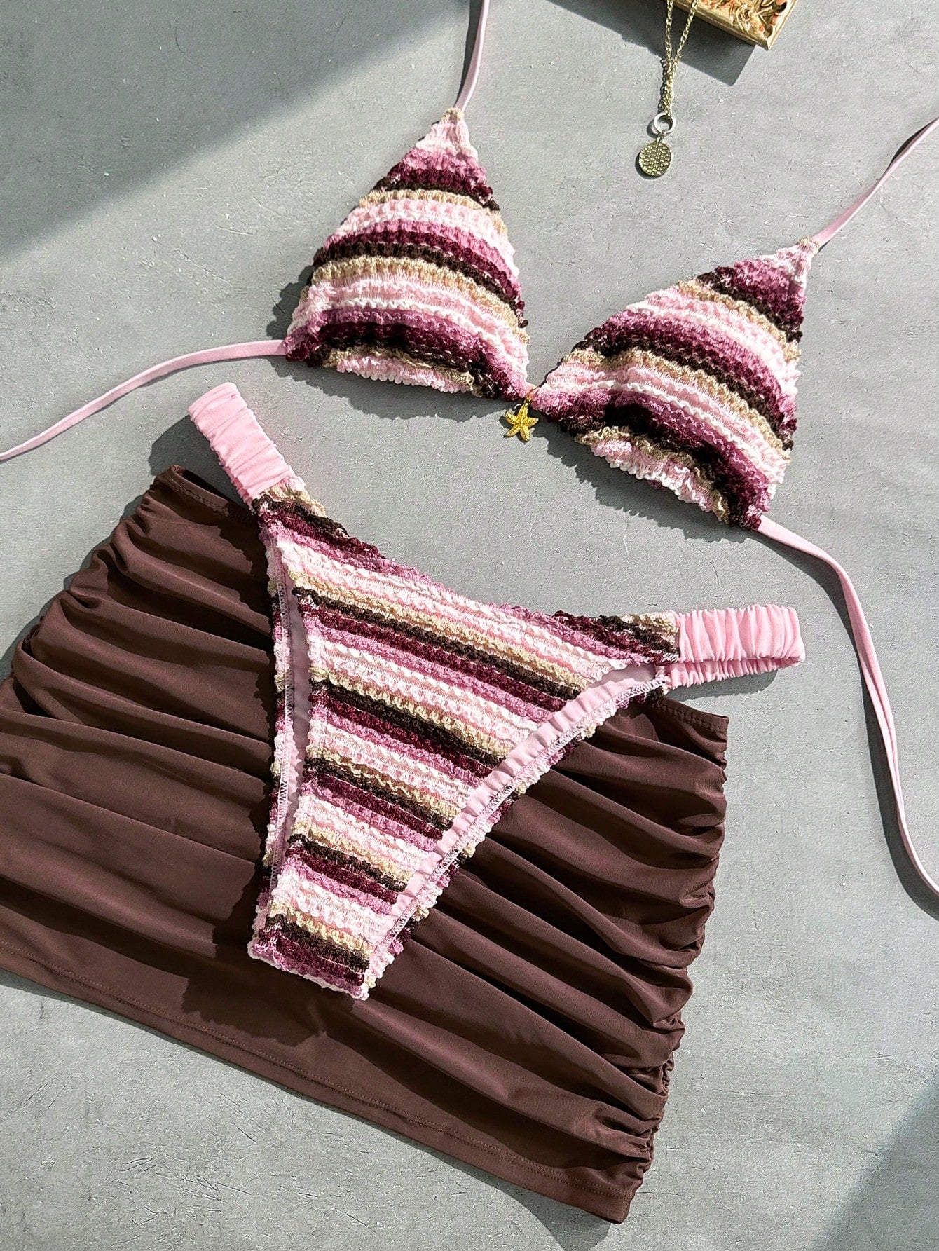 https://amoora.com.br/products/conjunto-biquini-feminino-de-tres-pecas-com-saia-com-estampa-de-onda-de-praia