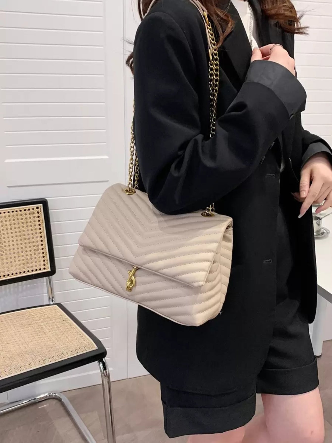 Bolsa de Ombro Quadrada Feminina Com Aba Chevron
