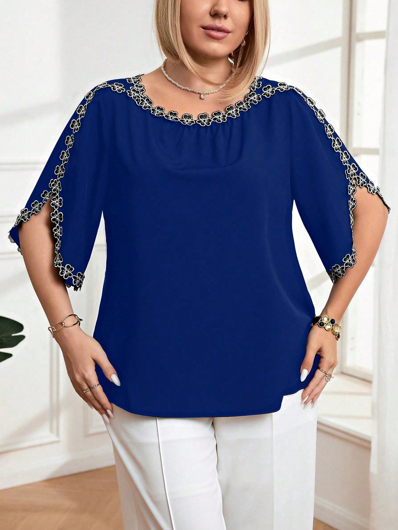 Blusa com Detalhe Bordado Floral Plus Size