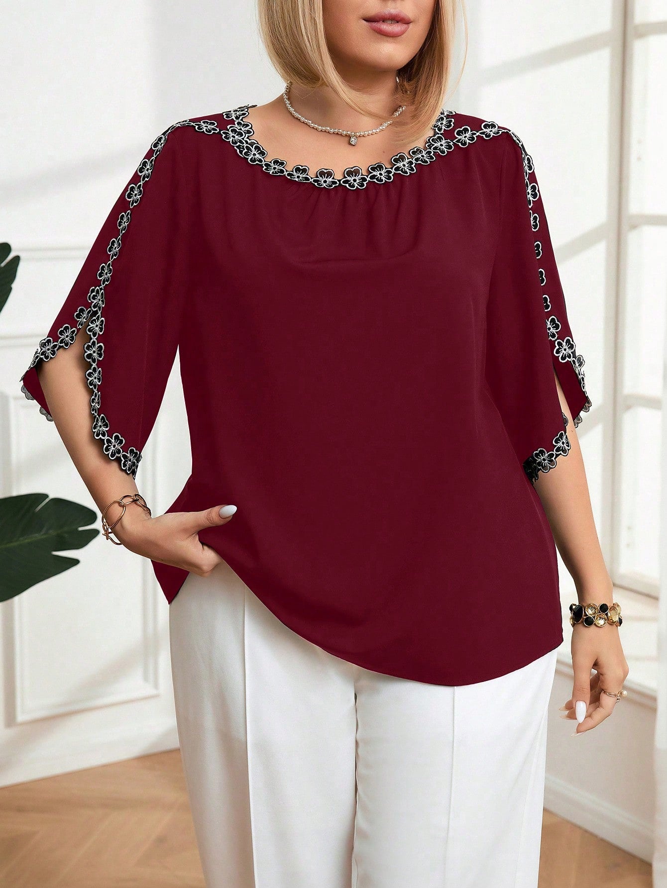 Blusa com Detalhe Bordado Floral Plus Size