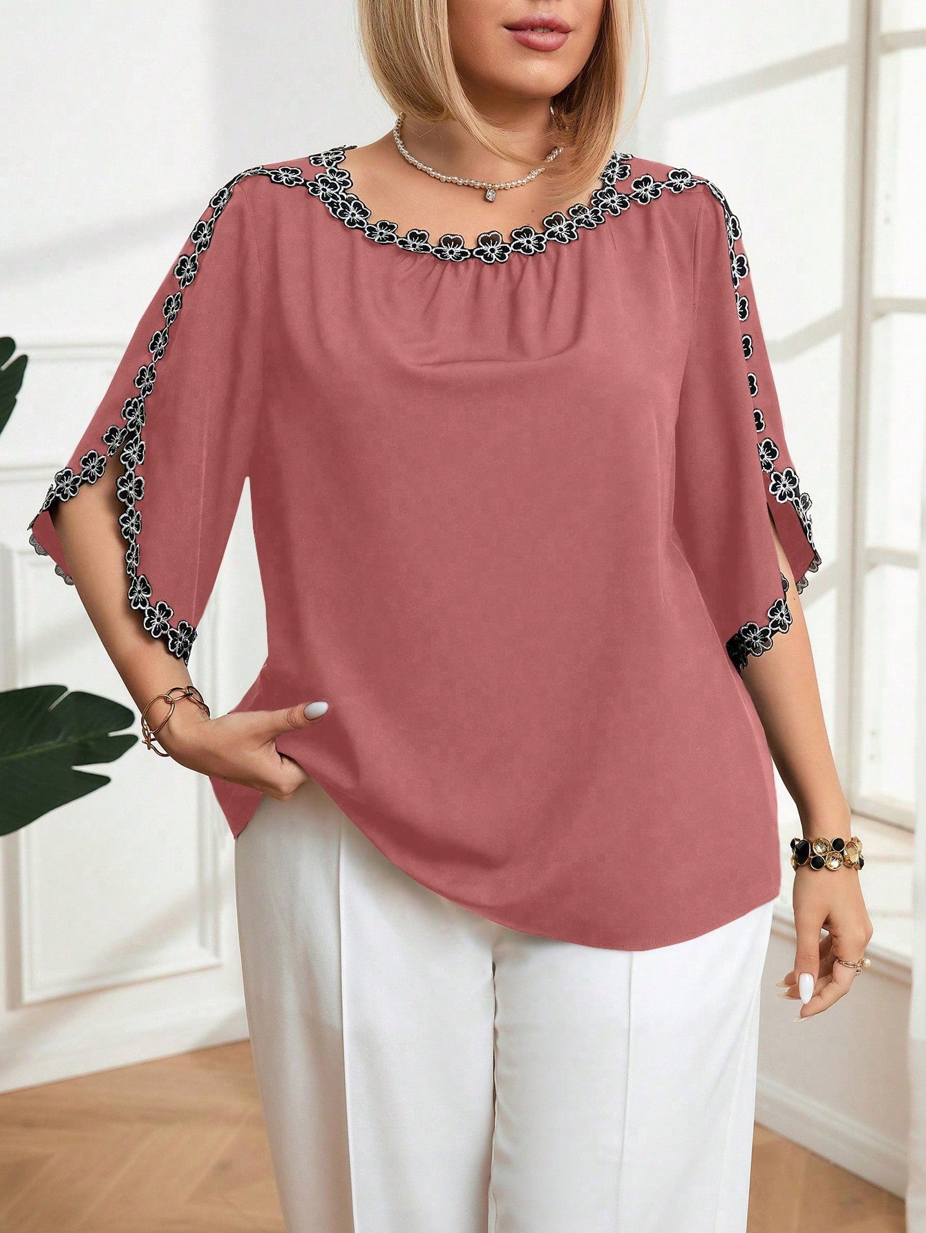 Blusa com Detalhe Bordado Floral Plus Size