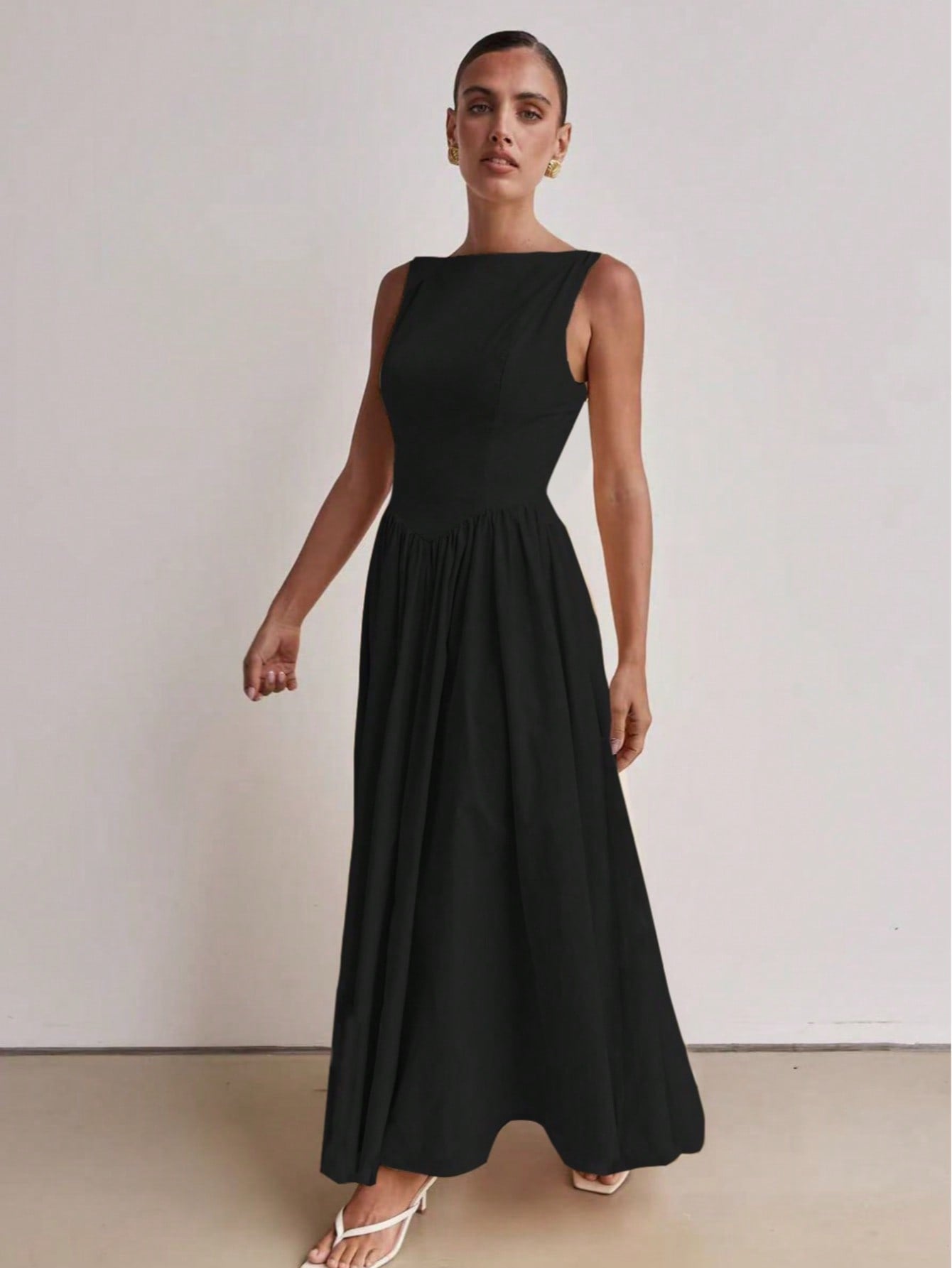 Vestido Feminino Decote Redondo Cintura Alta