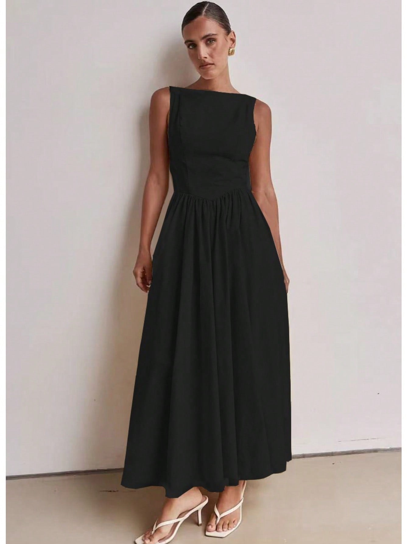 Vestido Feminino Decote Redondo Cintura Alta