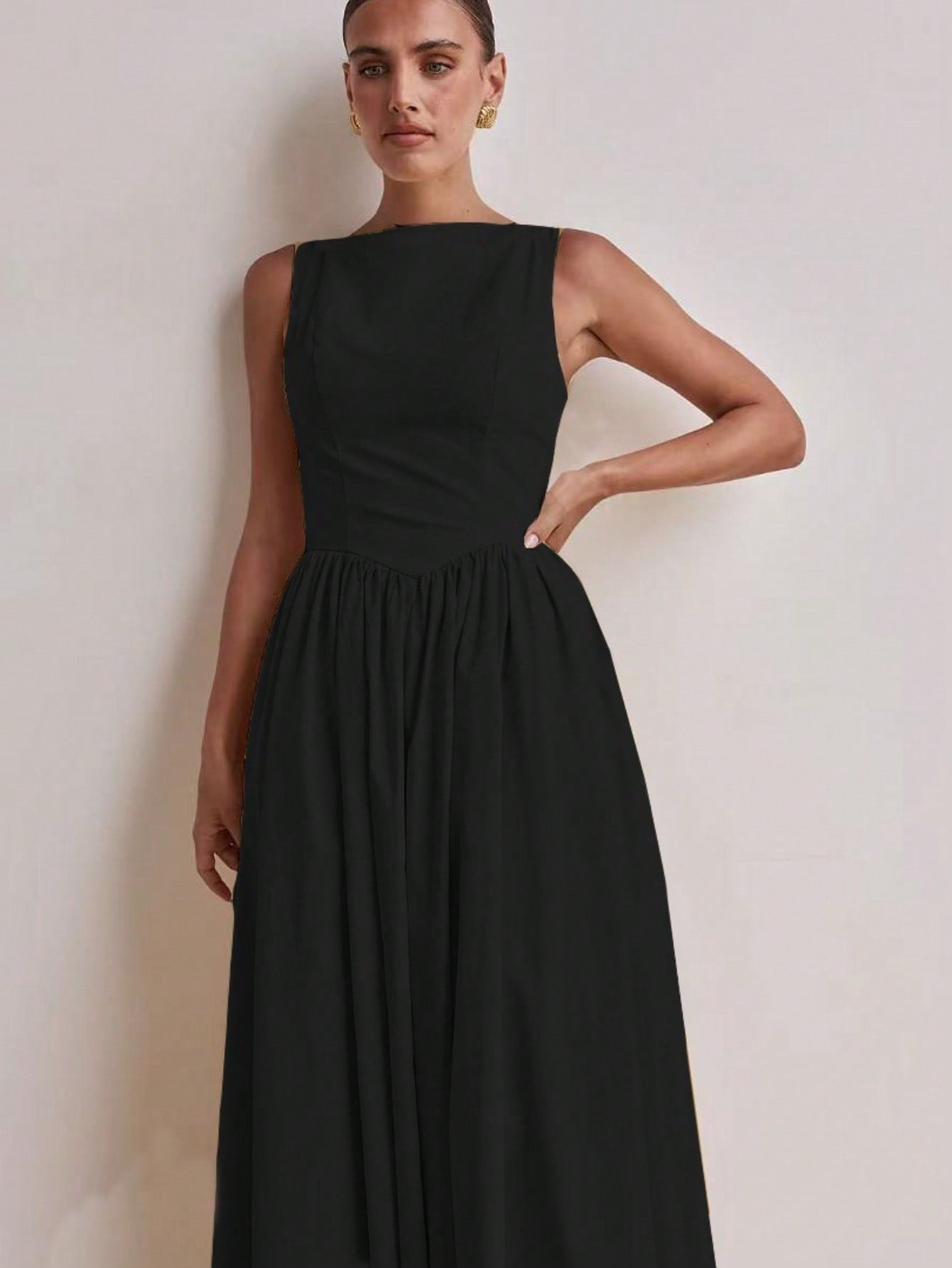 Vestido Feminino Decote Redondo Cintura Alta