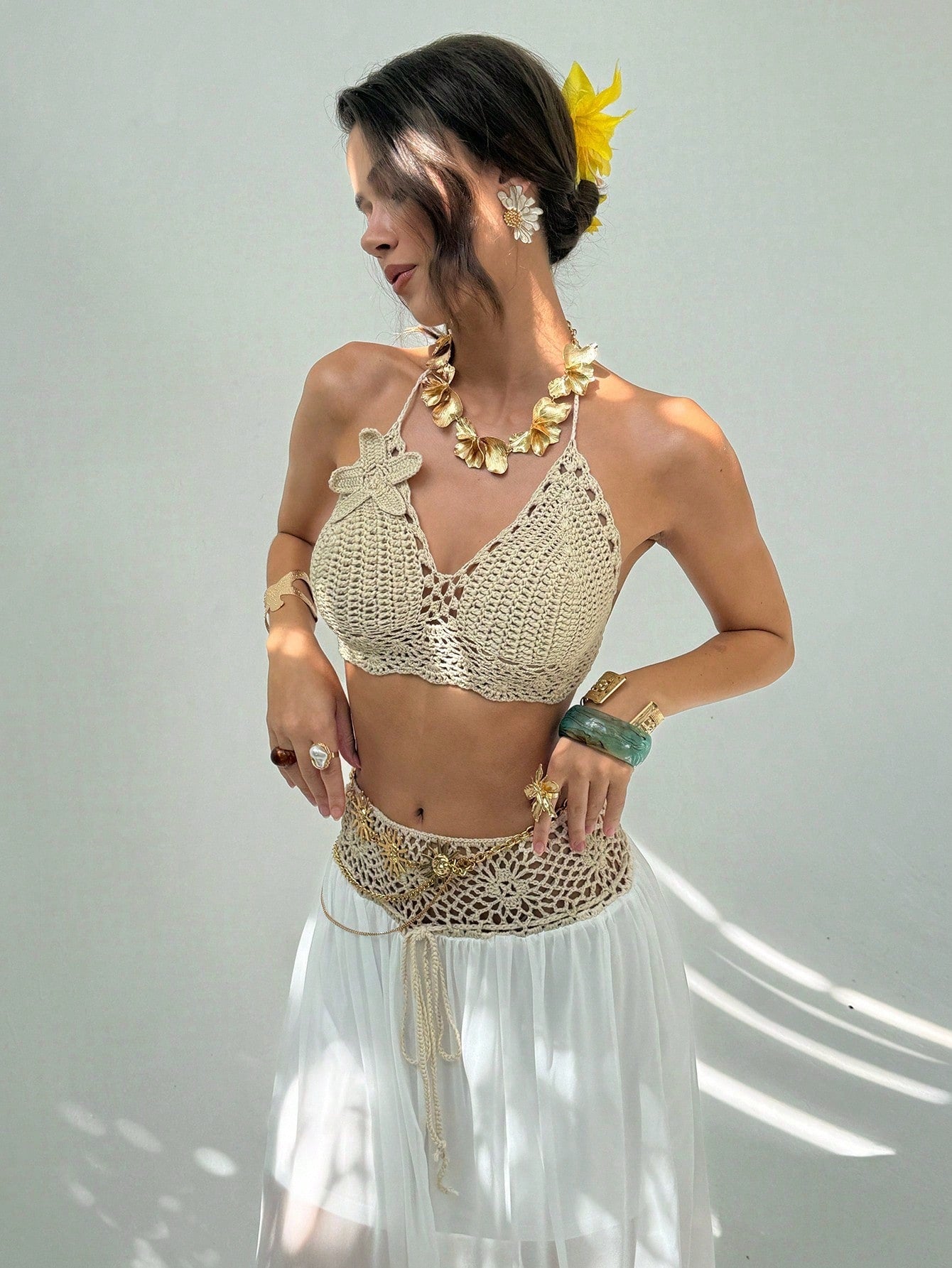 Conjunto Cropped de Tricô com Flor 3D e Saia em Chiffon