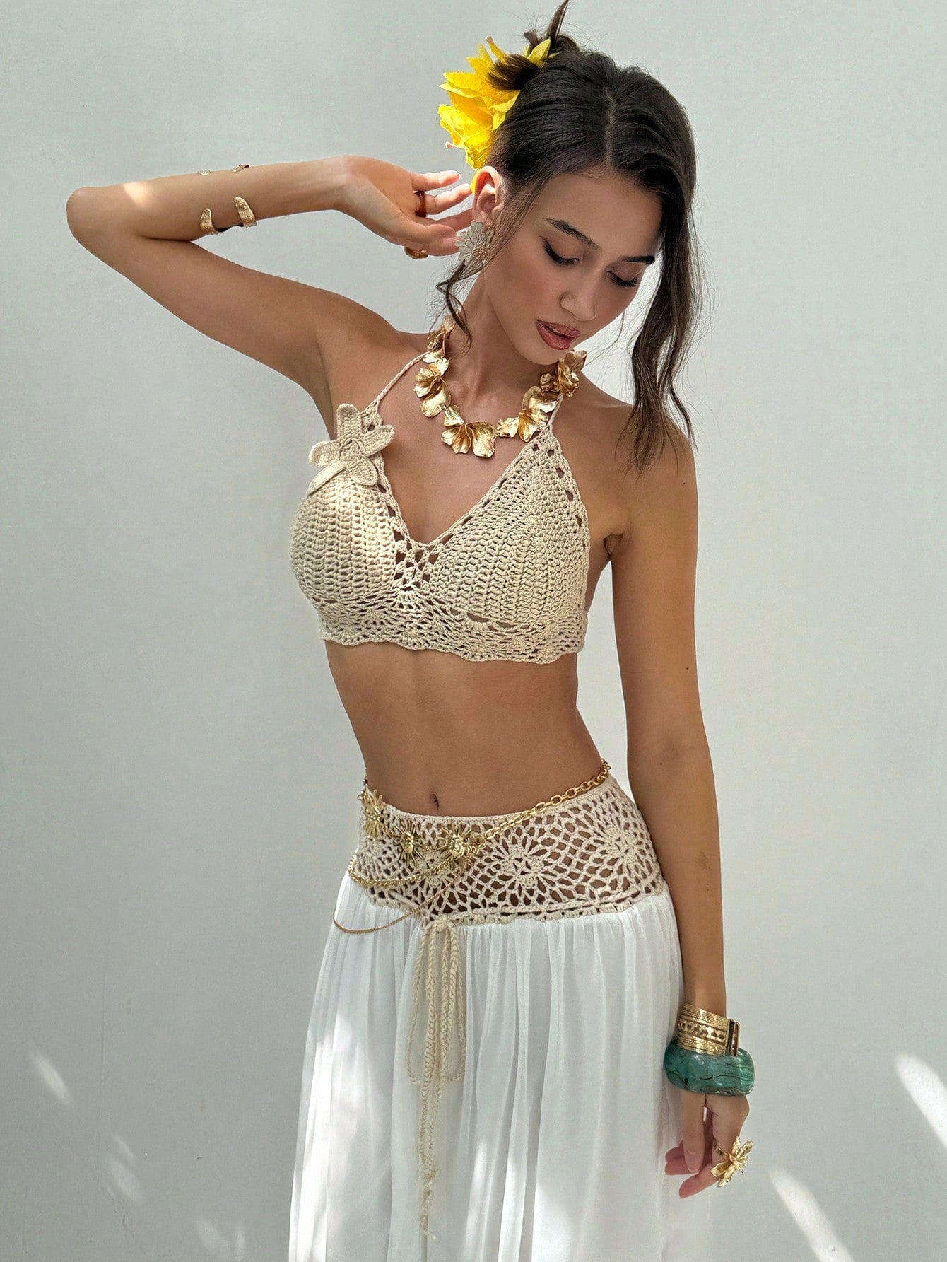 Conjunto Cropped de Tricô com Flor 3D e Saia em Chiffon