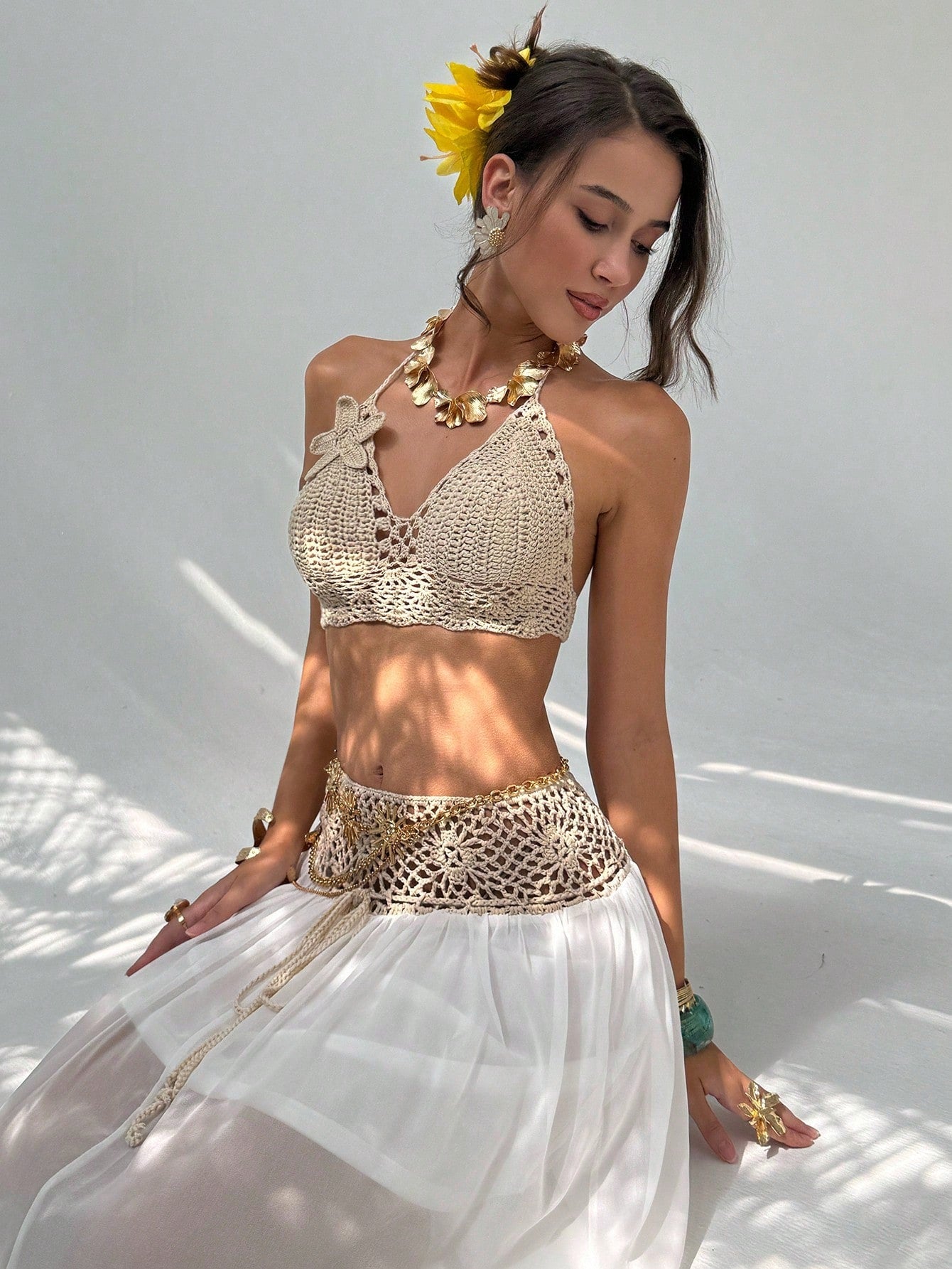 Conjunto Cropped de Tricô com Flor 3D e Saia em Chiffon