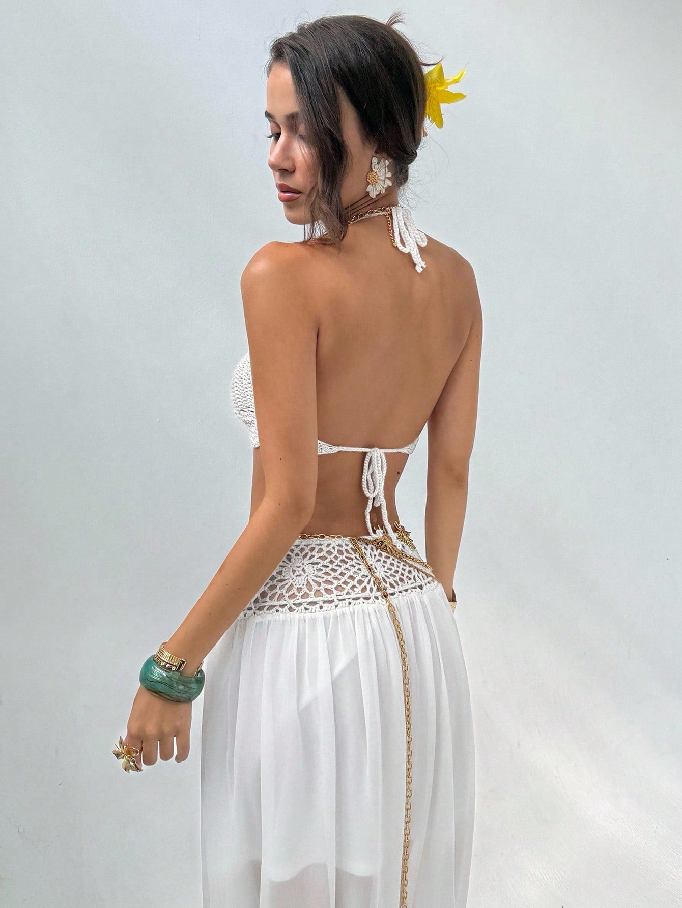 Conjunto Cropped de Tricô com Flor 3D e Saia em Chiffon