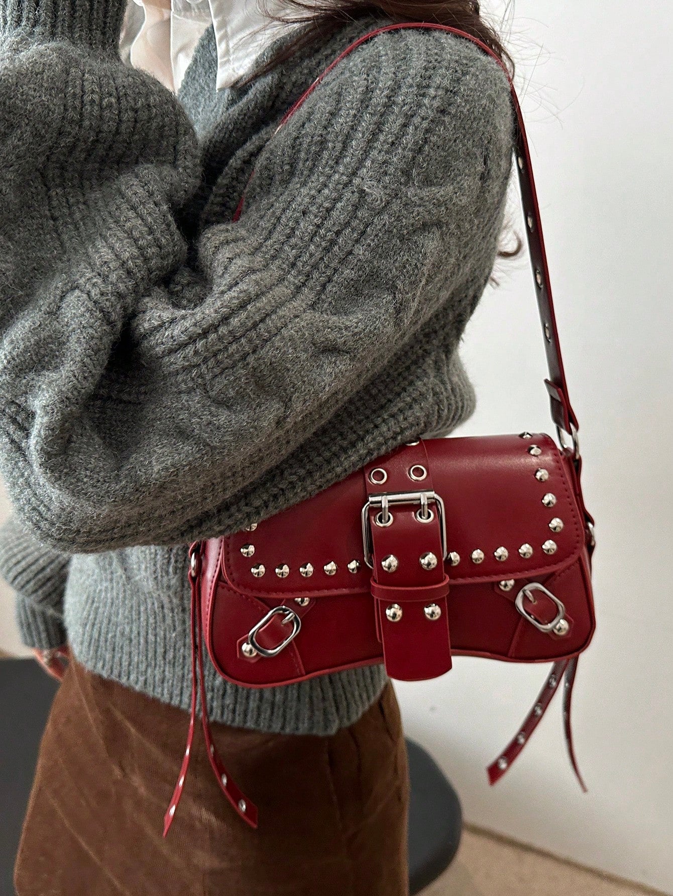 Bolsa de Ombro Feminina Fashion com Tachas e Corrente