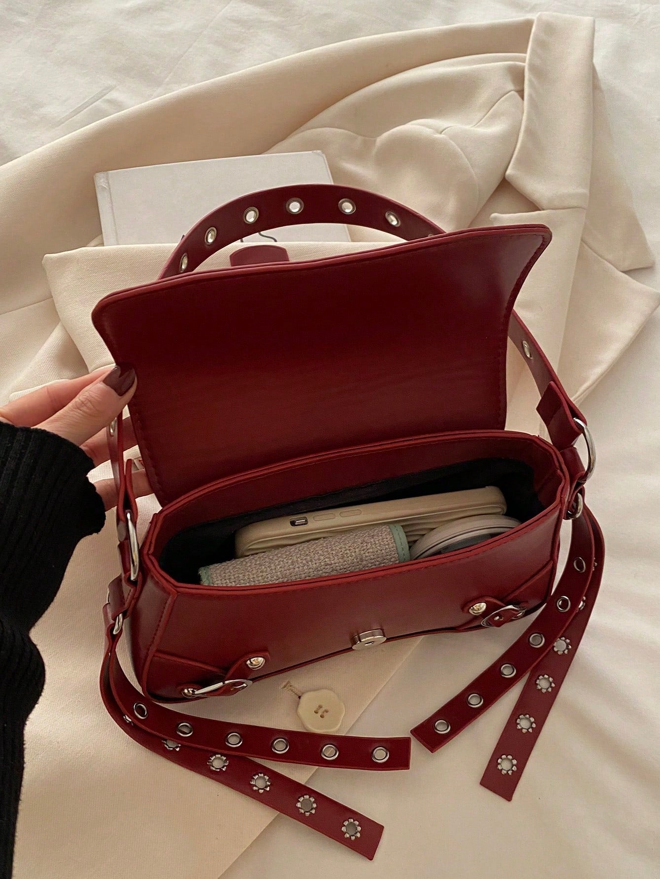Bolsa de Ombro Feminina Fashion com Tachas e Corrente