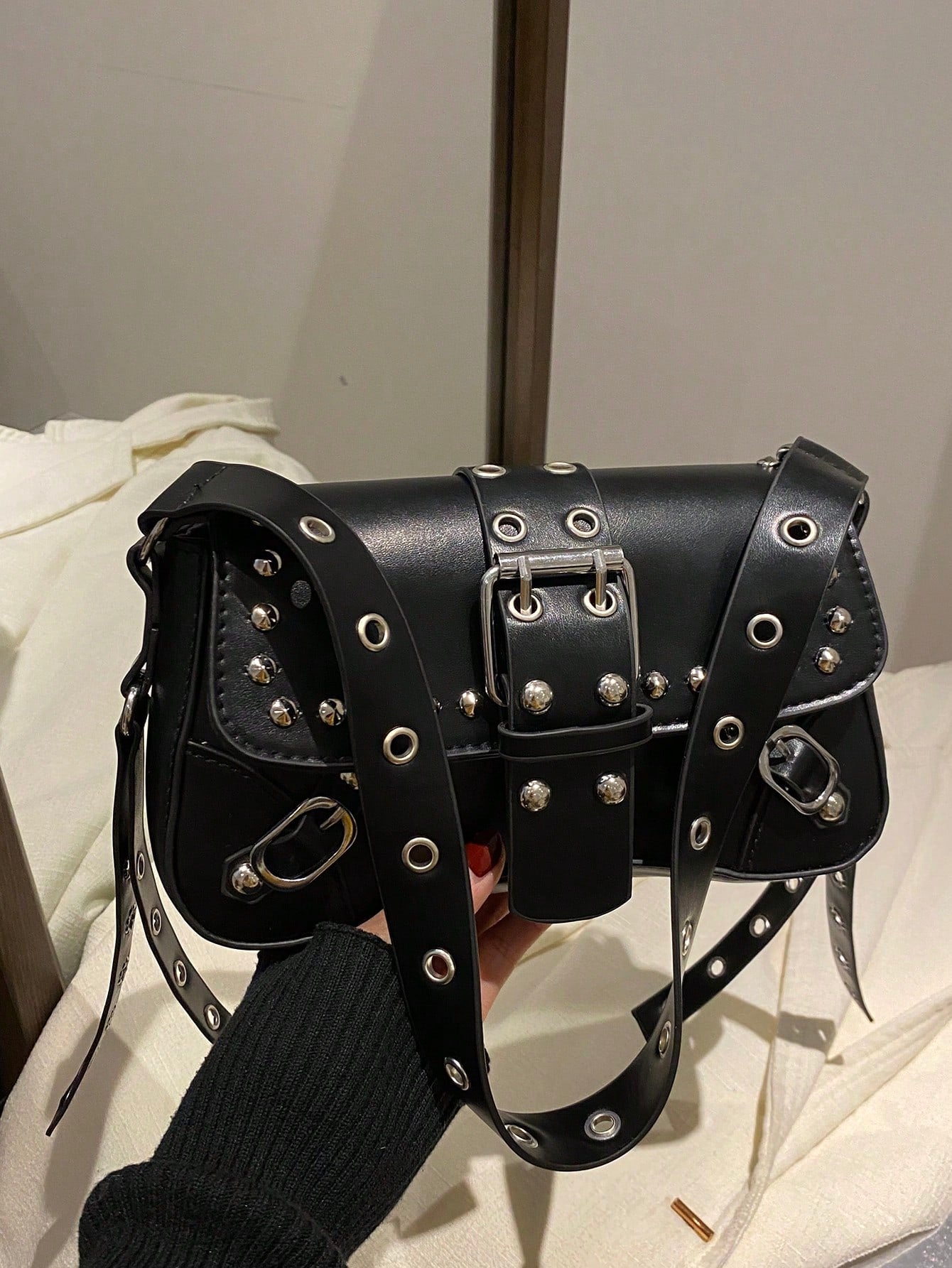 Bolsa de Ombro Feminina Fashion com Tachas e Corrente