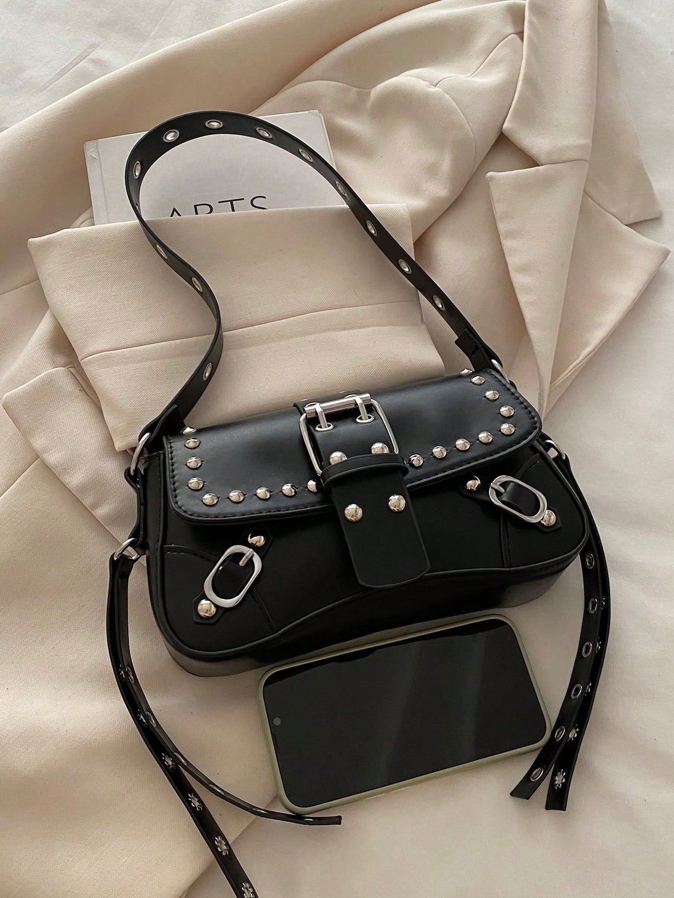 Bolsa de Ombro Feminina Fashion com Tachas e Corrente