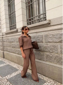 Conjunto-Feminino-em-Tricot-com-Detalhes-em-Listras
