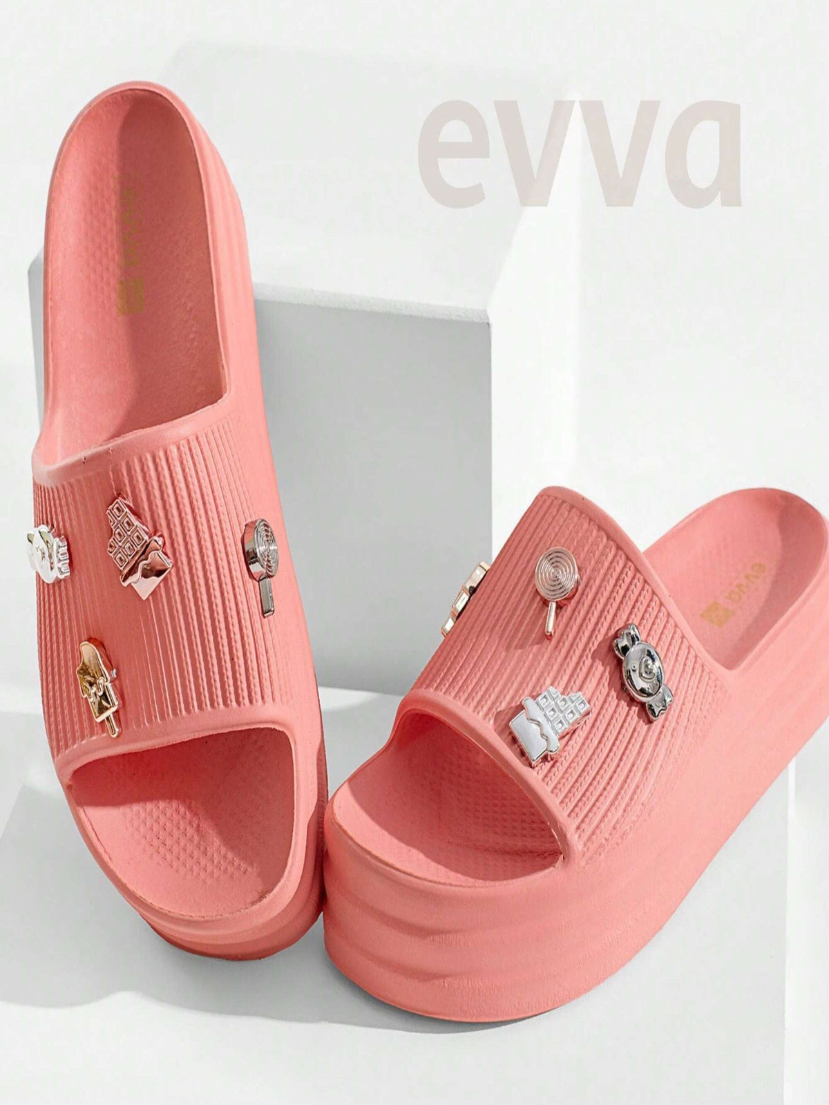 Chinelo Slide Nuvem Com Pins Exclusivos e Divertidos Salmom