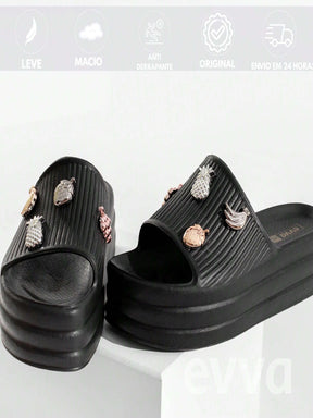 Chinelo Slide Nuvem Com Pins Exclusivos e Divertidos Variados