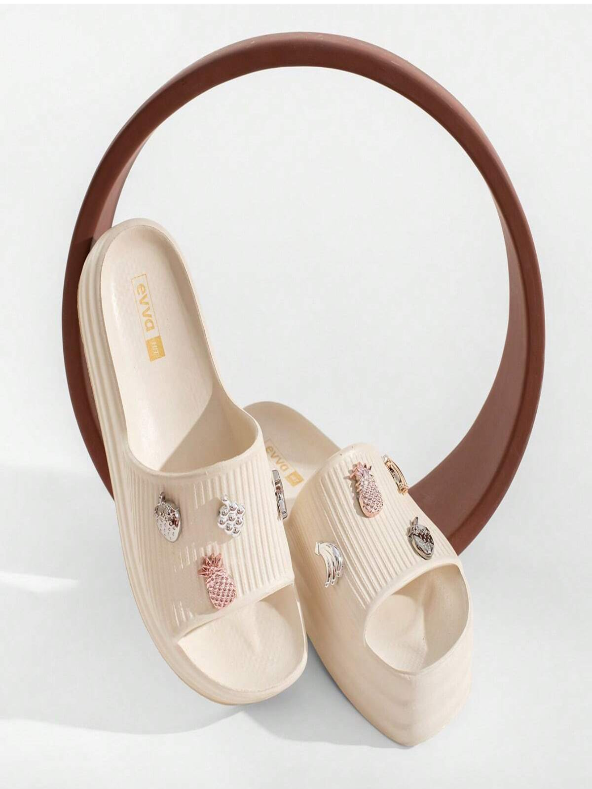 Chinelo Slide Nuvem Com Pins Exclusivos e Divertidos Variados