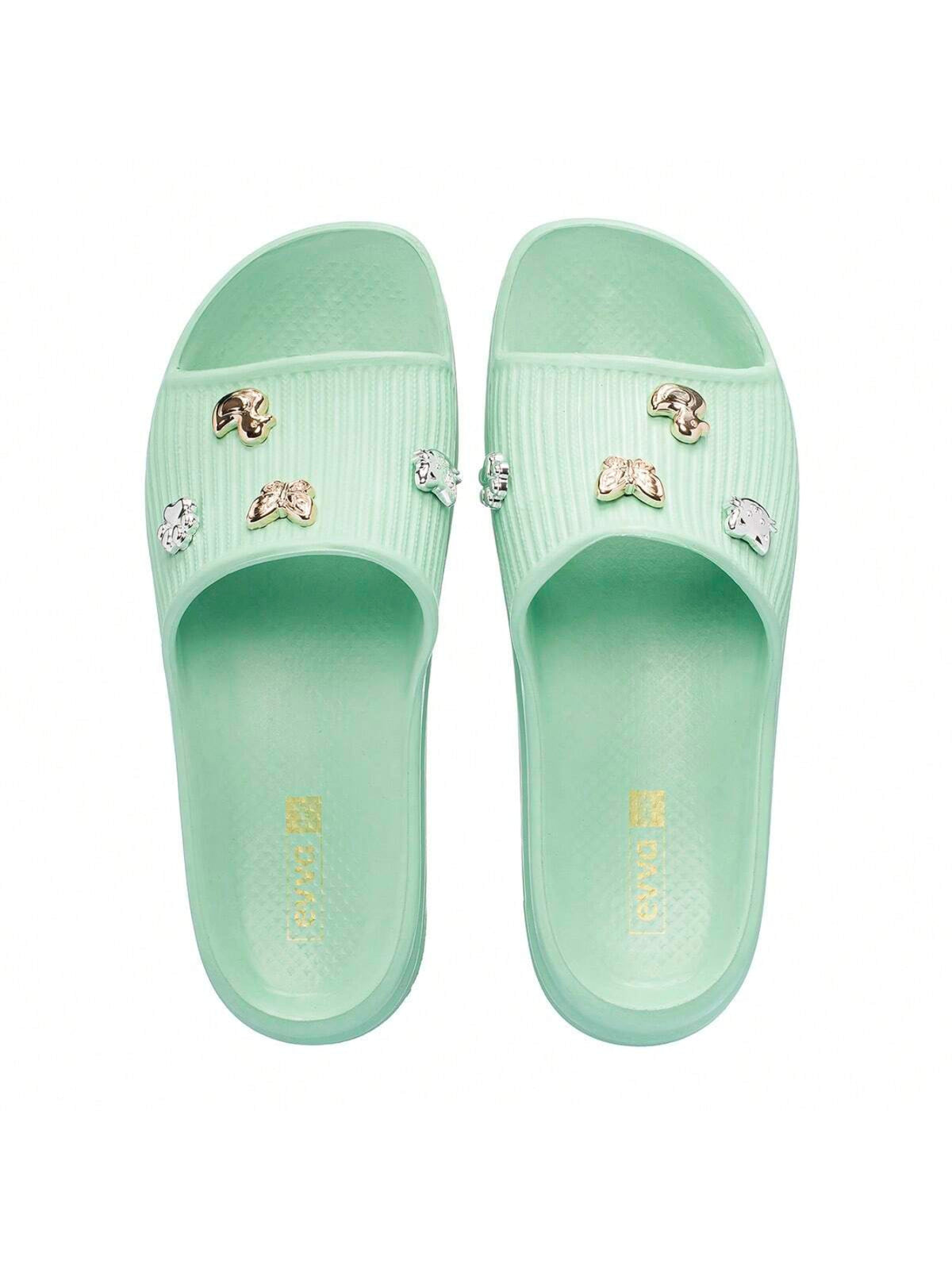 Chinelo Slide Nuvem Com Pins Exclusivos e Divertidos Verde Água