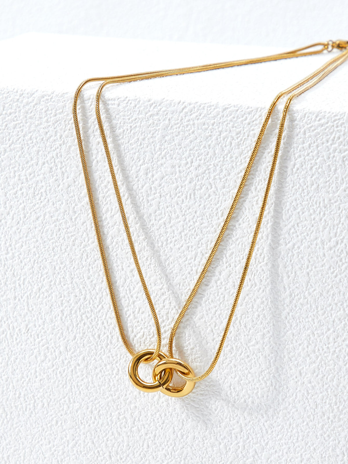Colar Feminino em camadas Detalhes Entrelaçados
