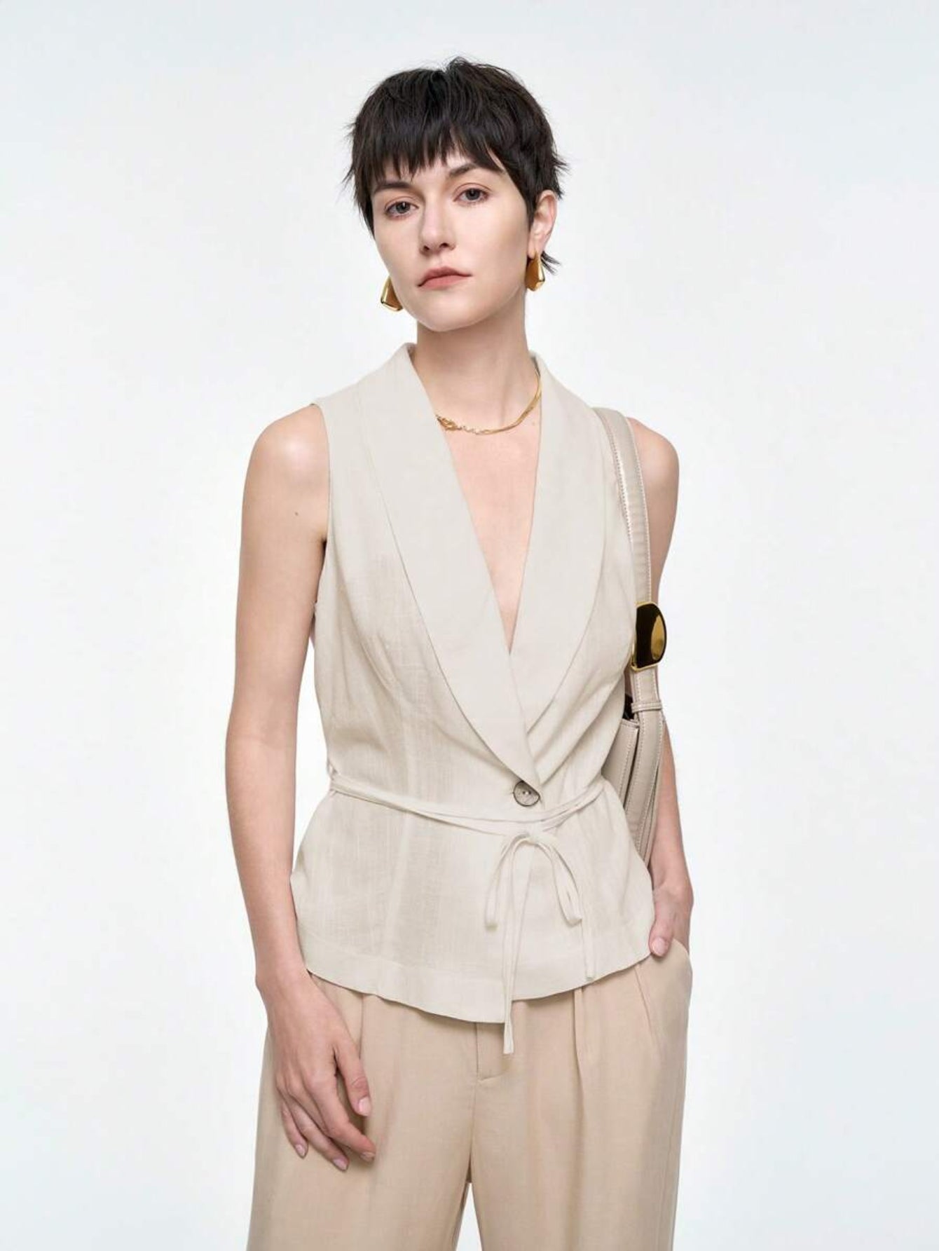 https://amoora.com.br/products/blusa-feminina-de-linho-sem-mangas-leandra