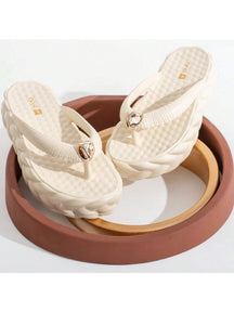 https://amoora.com.br/products/chinelo-de-dedo-feminino-eva-com-decoracao-metalica