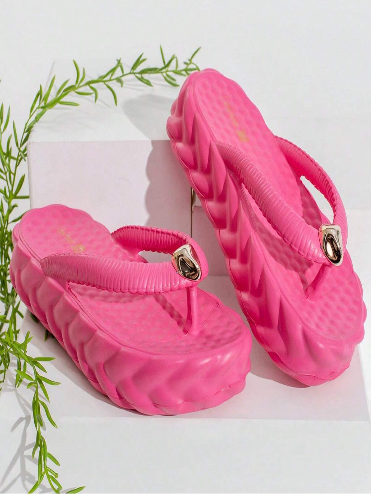 https://amoora.com.br/products/chinelo-de-dedo-feminino-eva-com-decoracao-metalica