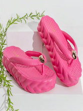 https://amoora.com.br/products/chinelo-de-dedo-feminino-eva-com-decoracao-metalica