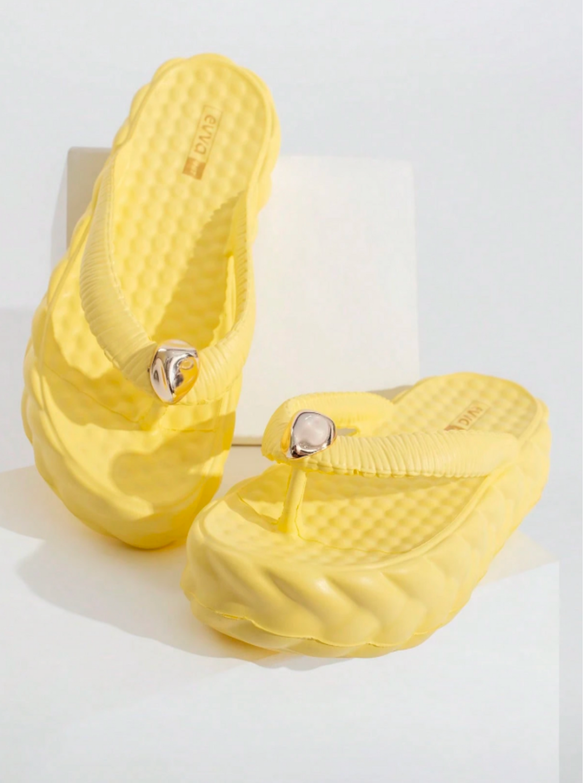https://amoora.com.br/products/chinelo-de-dedo-feminino-eva-com-decoracao-metalica